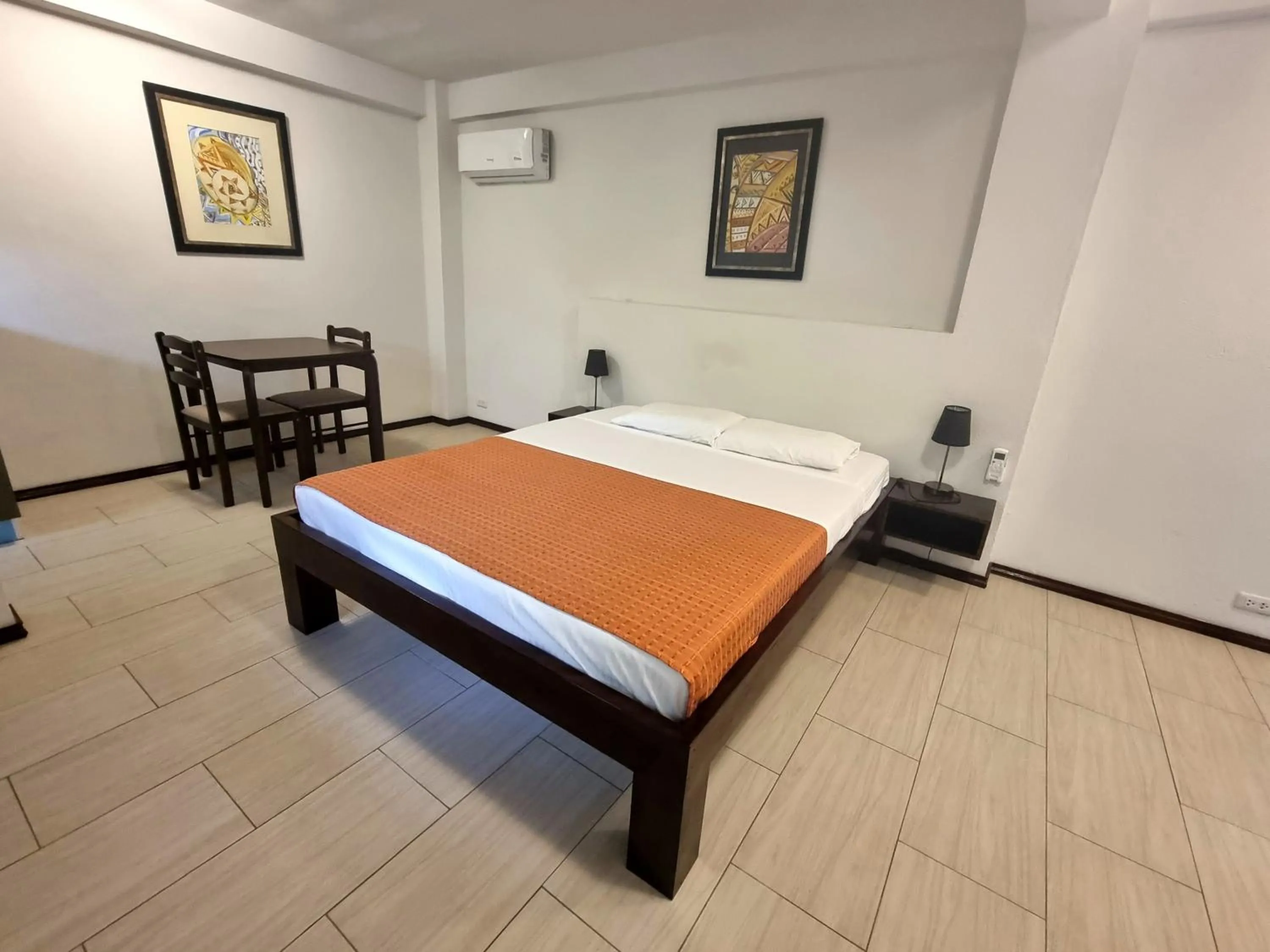 Bed in Angelina Beach Resort & Italian Restaurant Malapascua