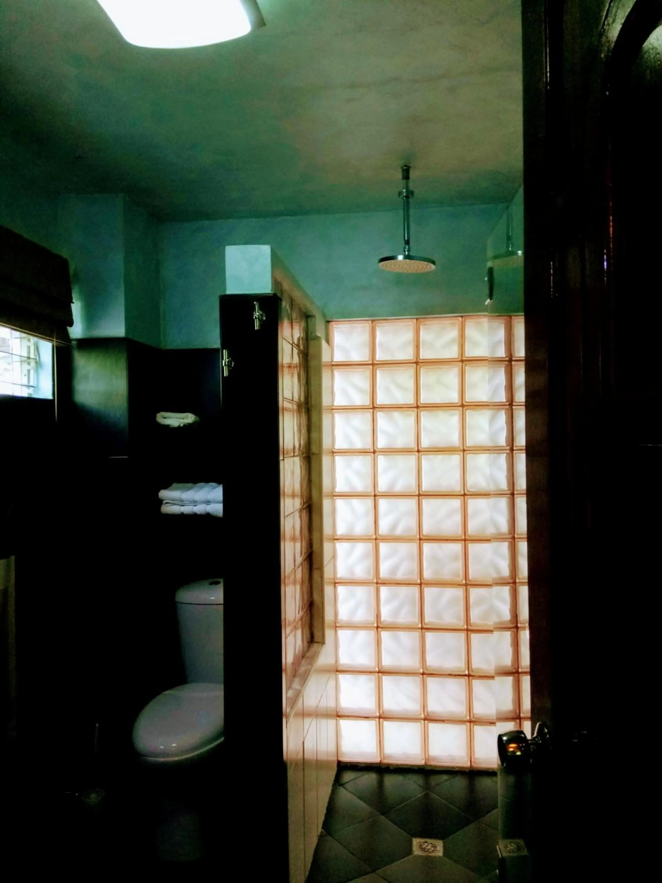 Shower in Angelina Beach Resort & Italian Restaurant Malapascua