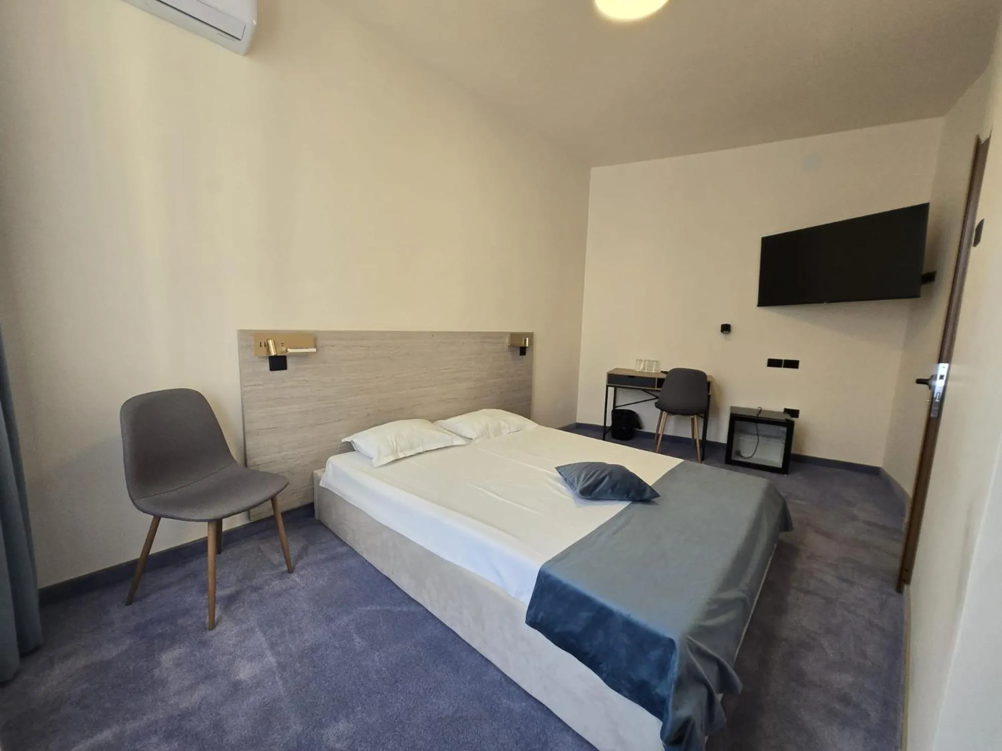 Photo of the whole room in Hotel Astoria City Center