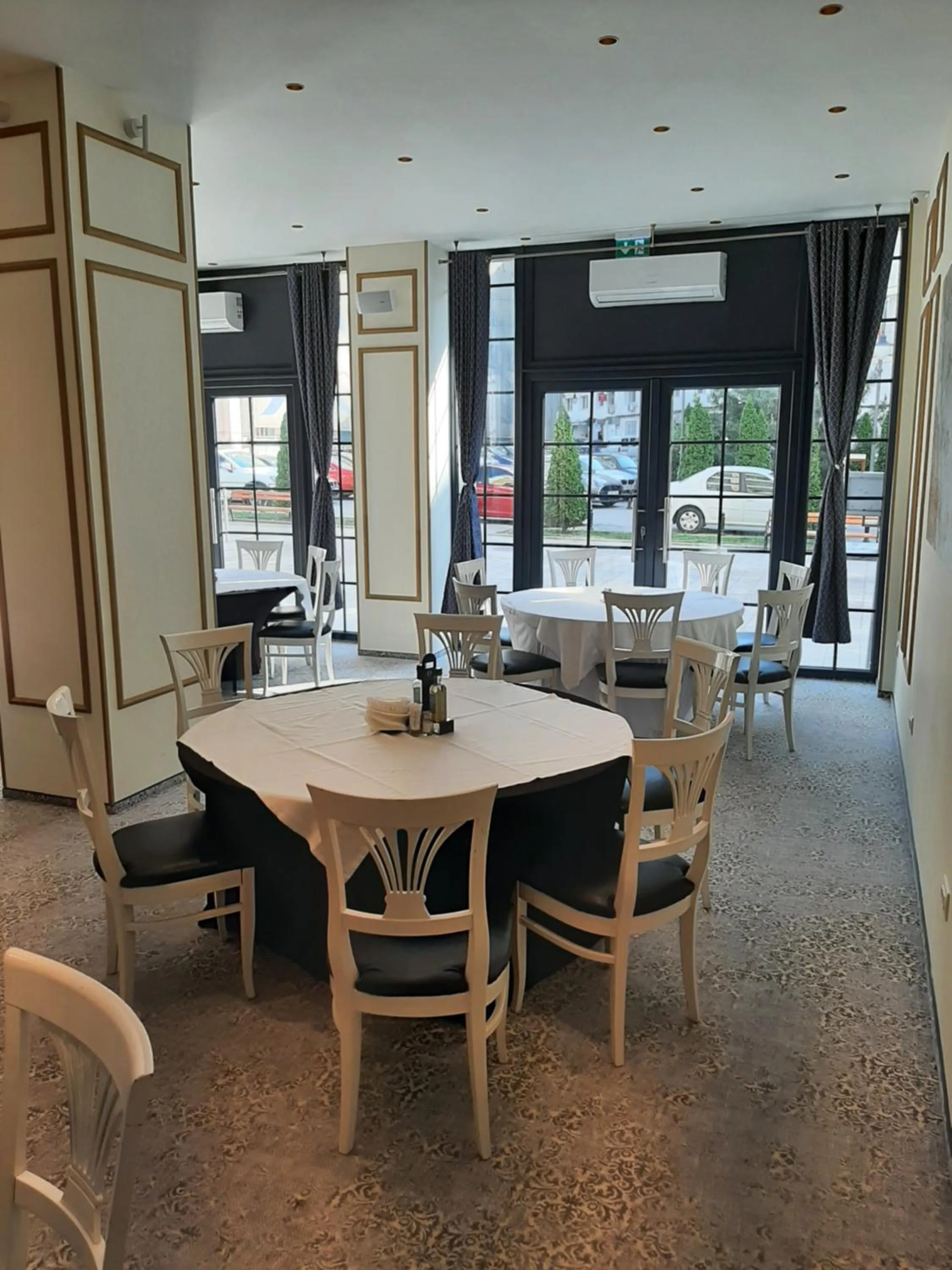 Restaurant/places to eat in Hotel Astoria City Center