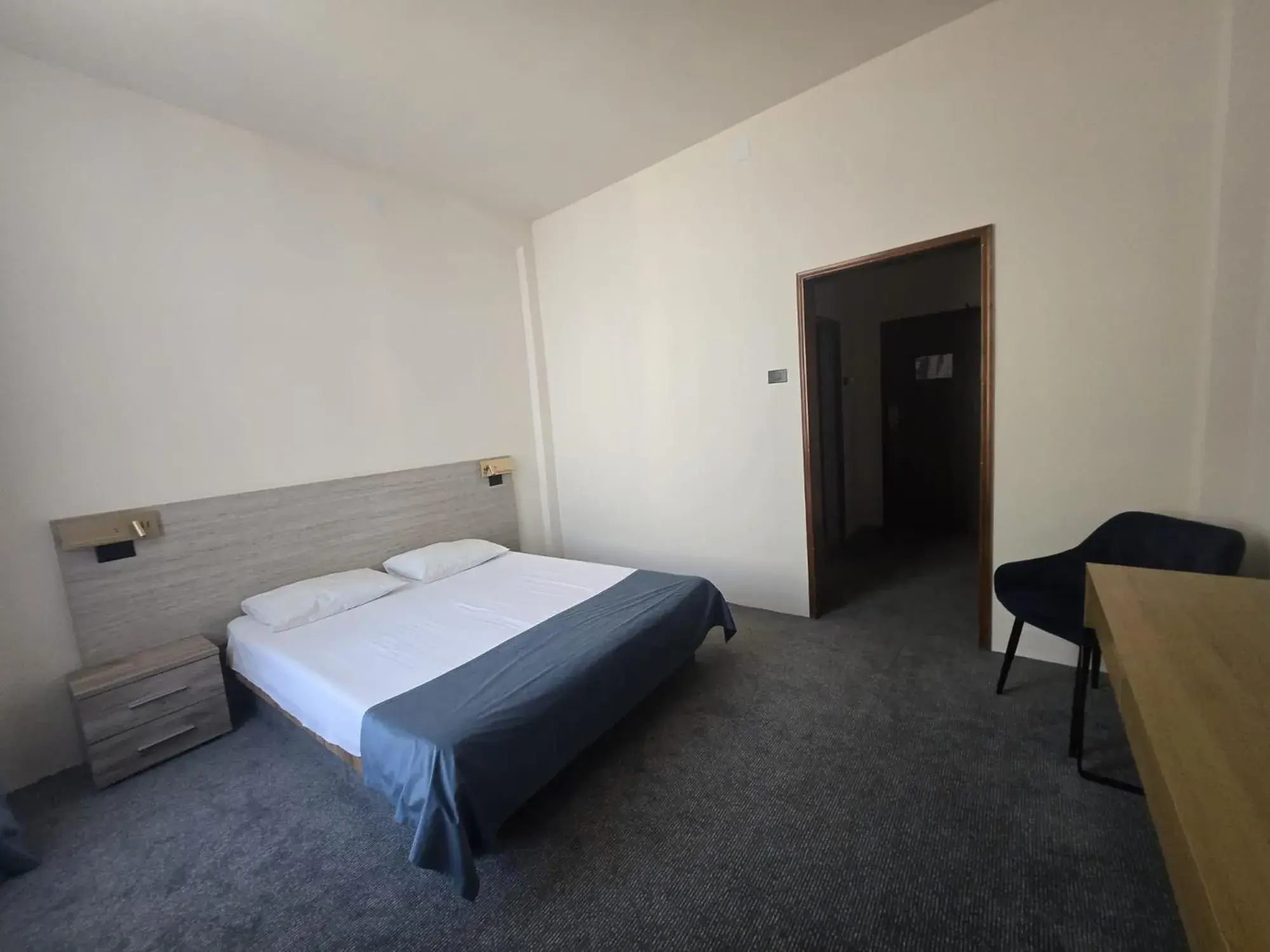 Superior King Room - single occupancy in Hotel Astoria City Center Superior King Room - single occupancy in Hotel Astoria City Center