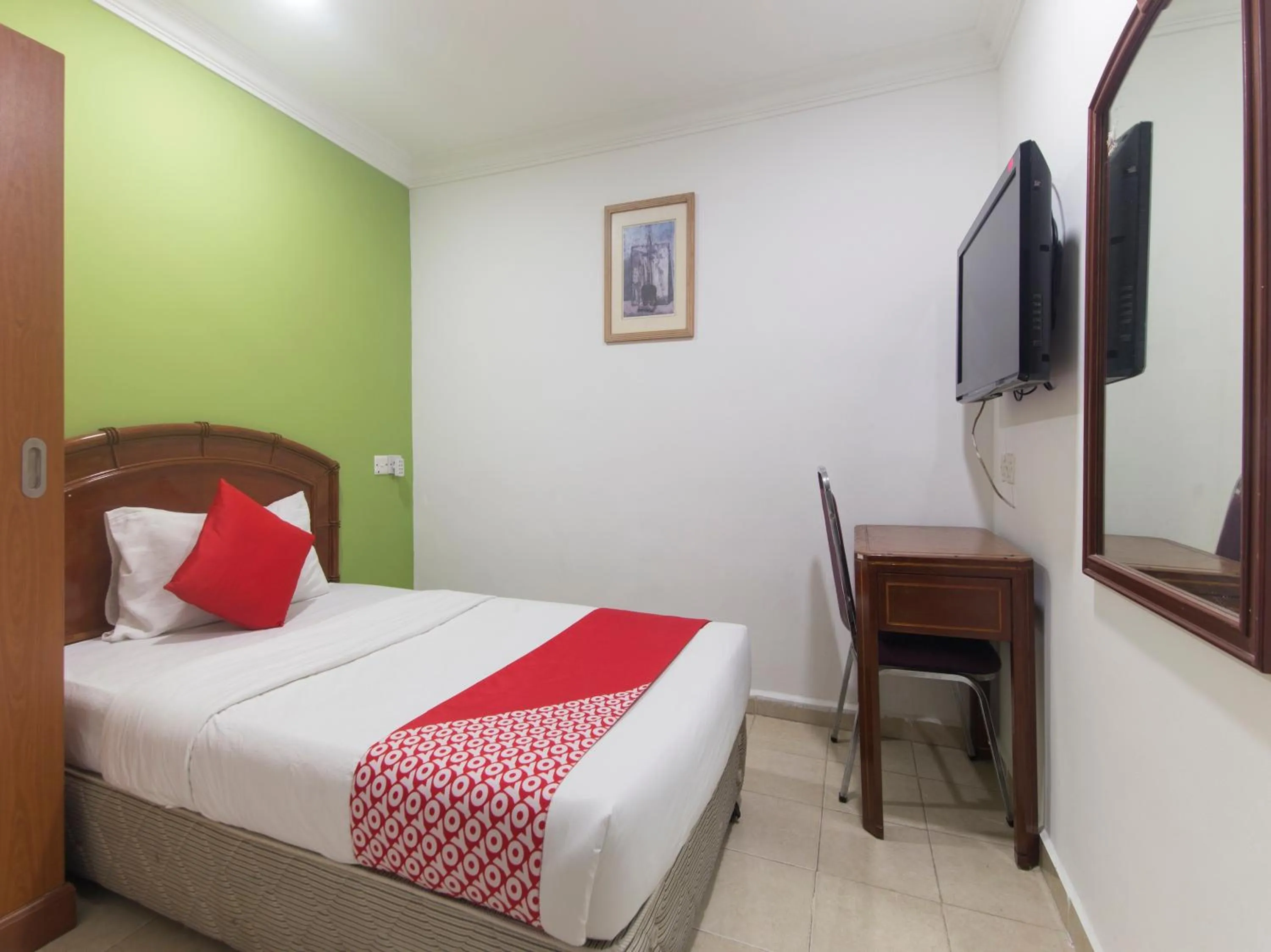 Bedroom, TV/Entertainment Center in OYO 805 Hotel Run Star