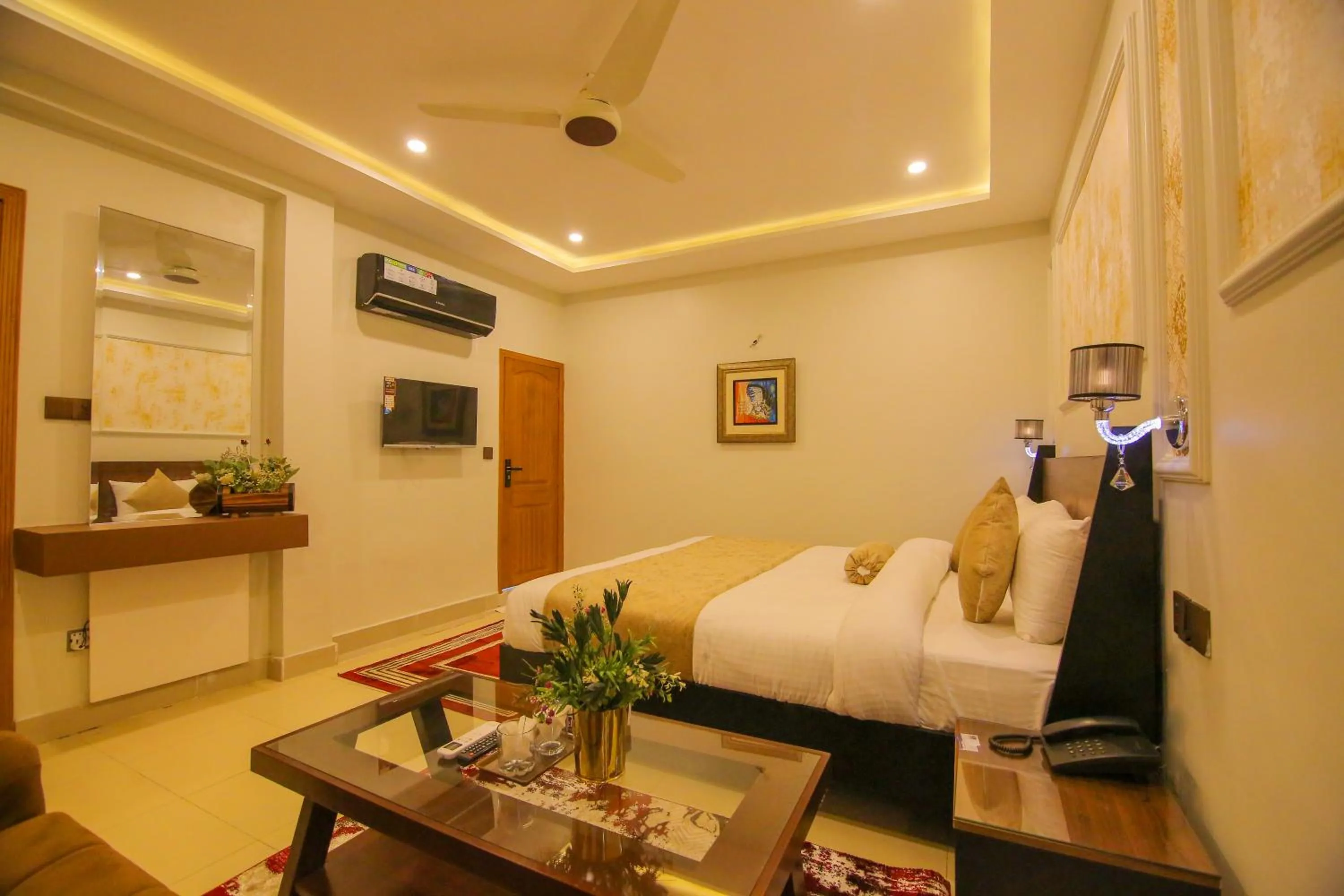 Photo of the whole room, Bed in Premier Inn Gulberg Lahore