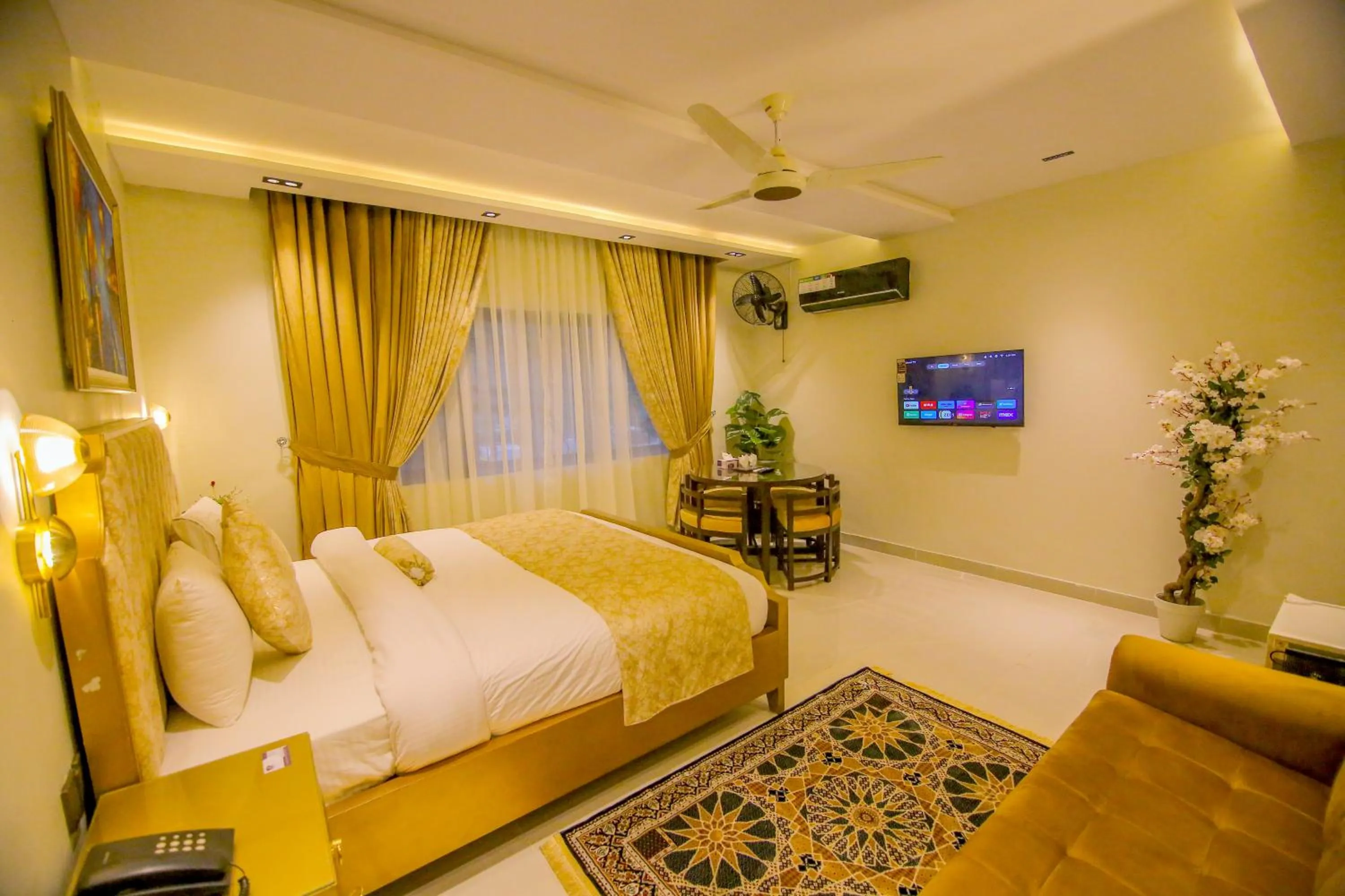 Photo of the whole room, Bed in Premier Inn Gulberg Lahore