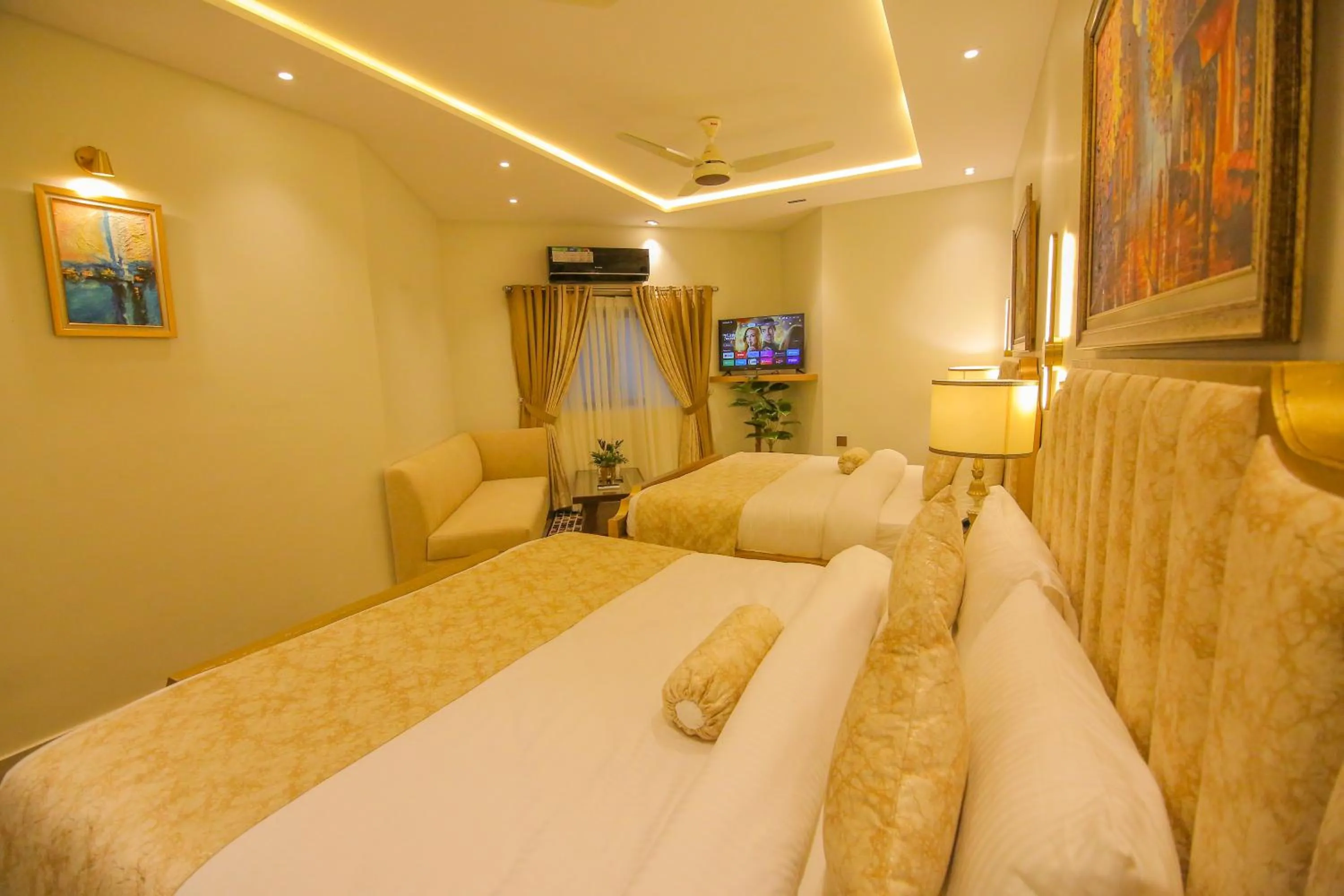 Property building, Bed in Premier Inn Gulberg Lahore