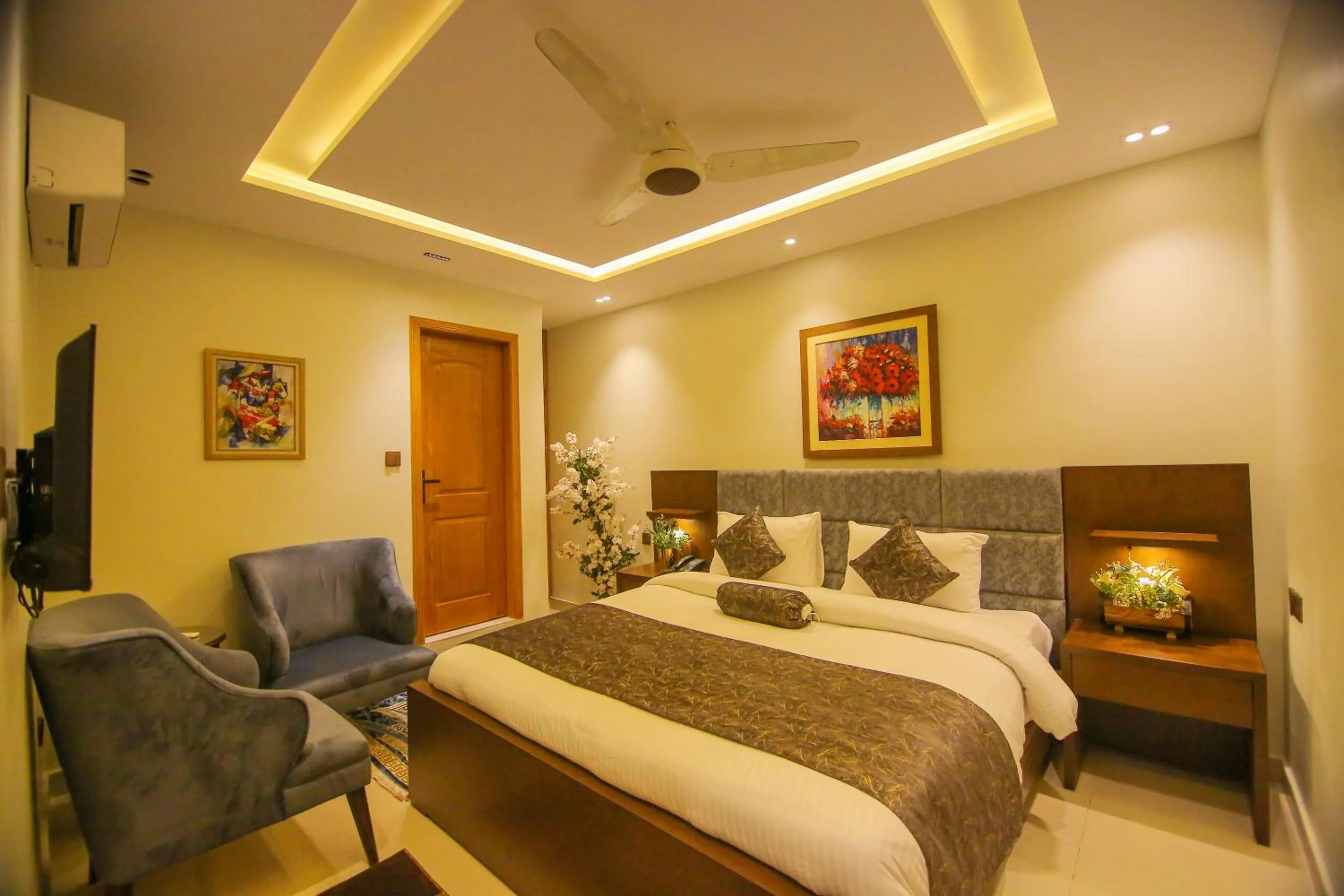 Photo of the whole room, Bed in Premier Inn Gulberg Lahore