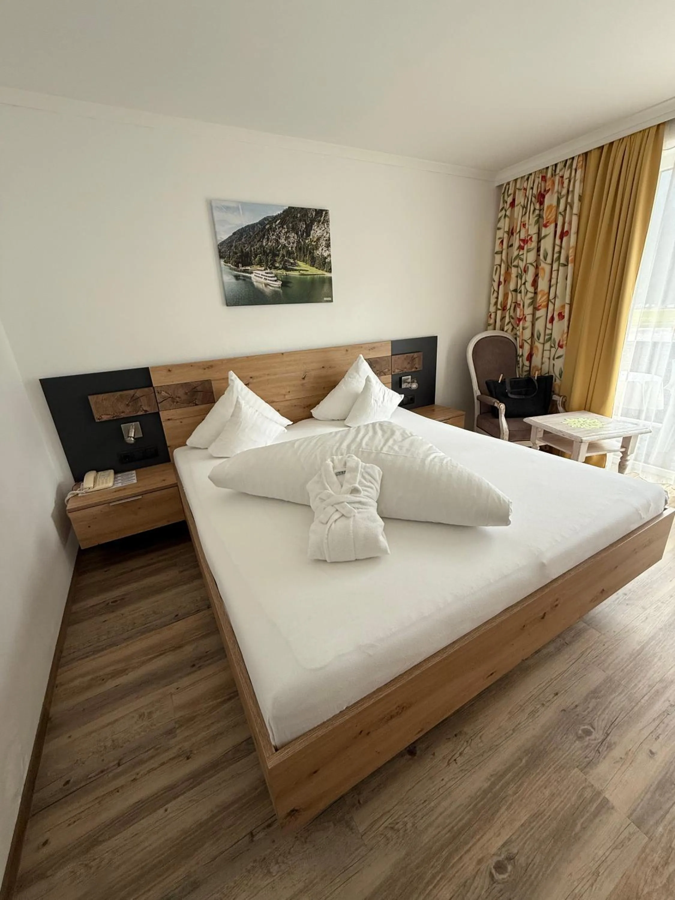 Bed in Hotel Achentalerhof