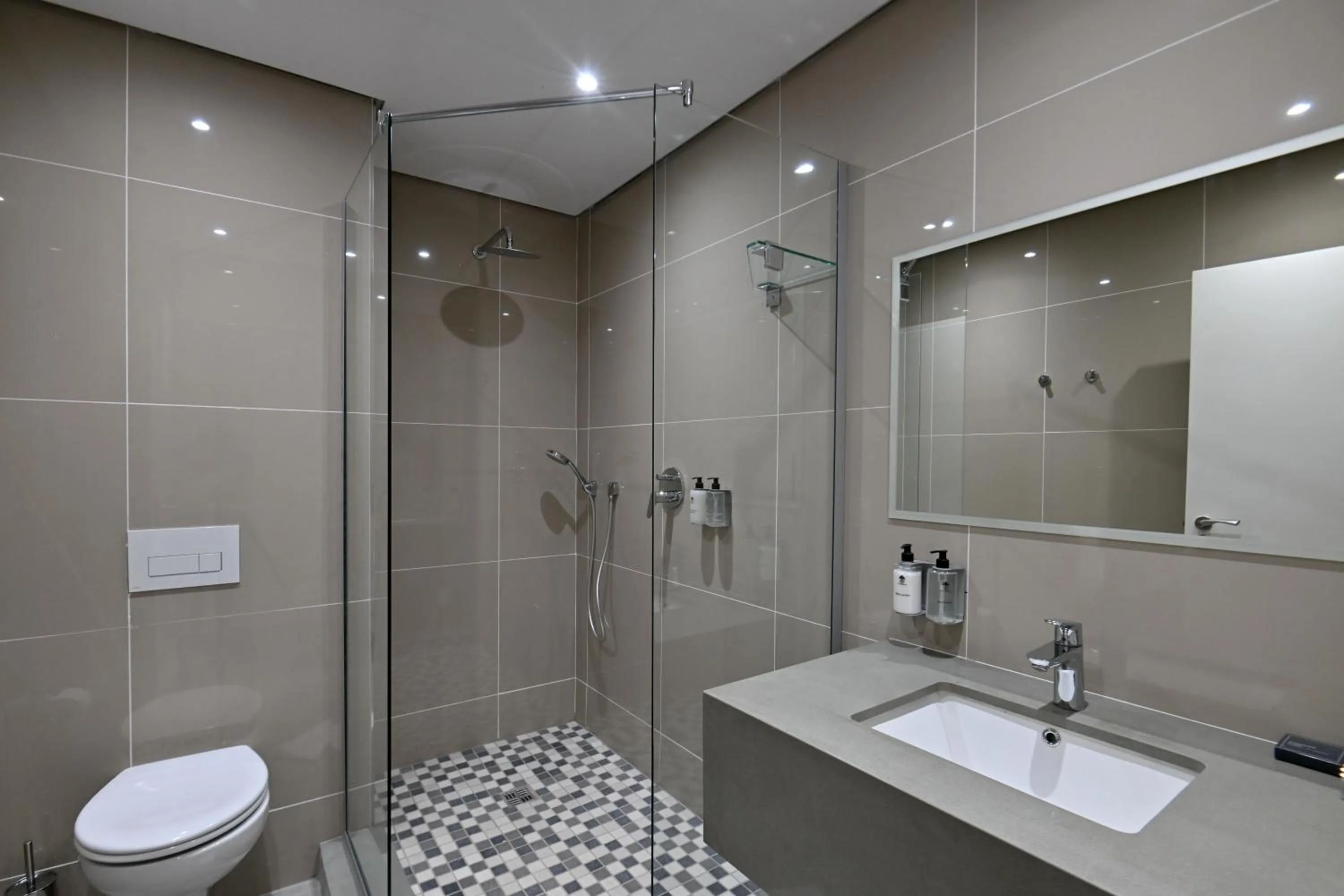 Shower in Val Du Charron Wine & Leisure Estate