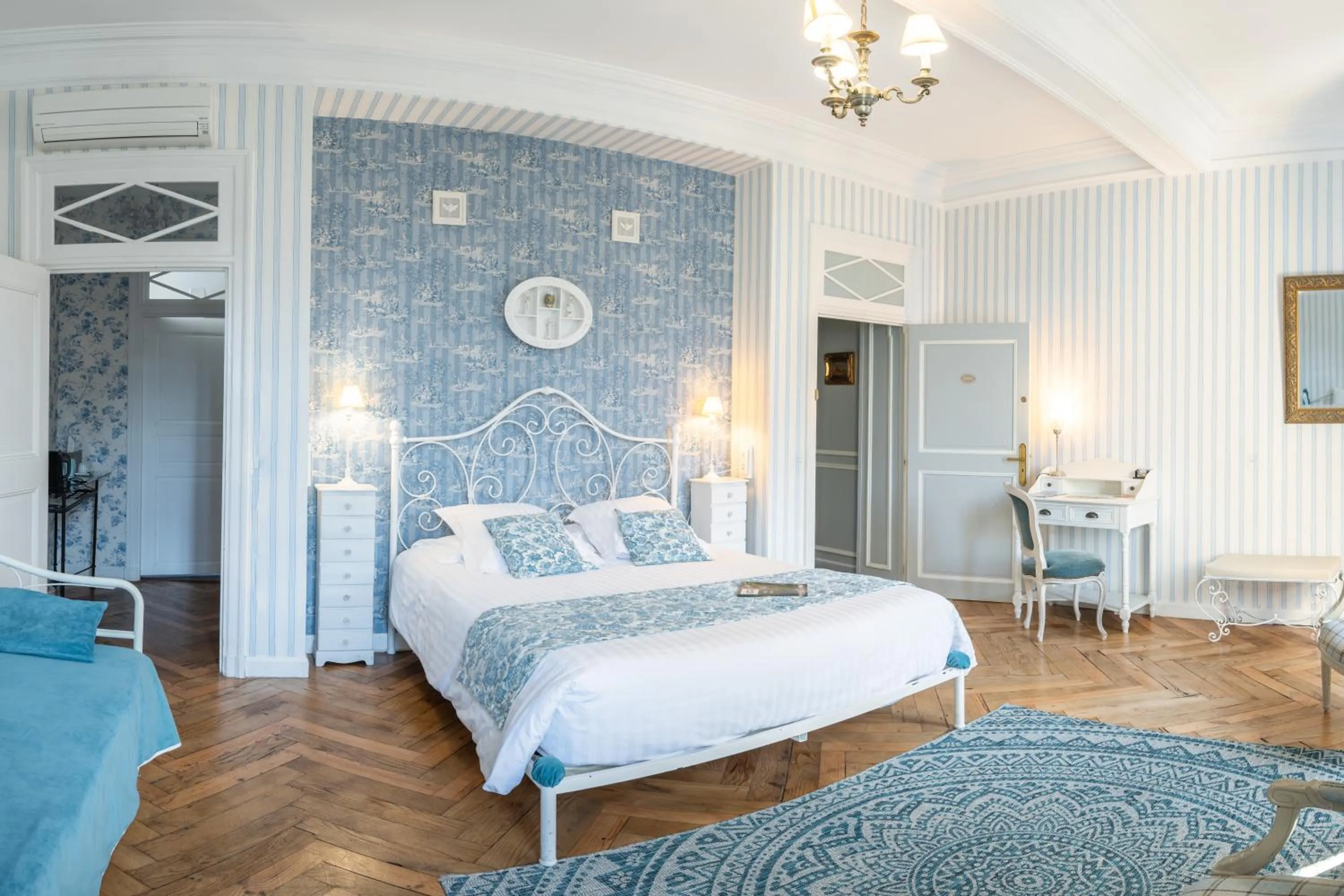 Bed in Maison d'hôtes "Les Jardins de Mazamet"