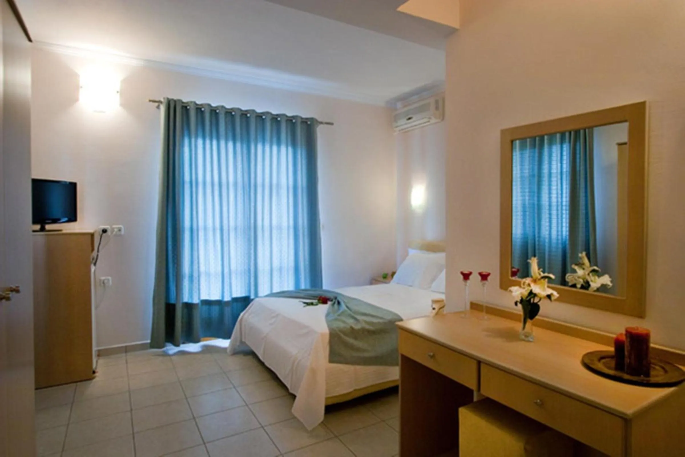 Photo of the whole room, Bed in Konstantinos