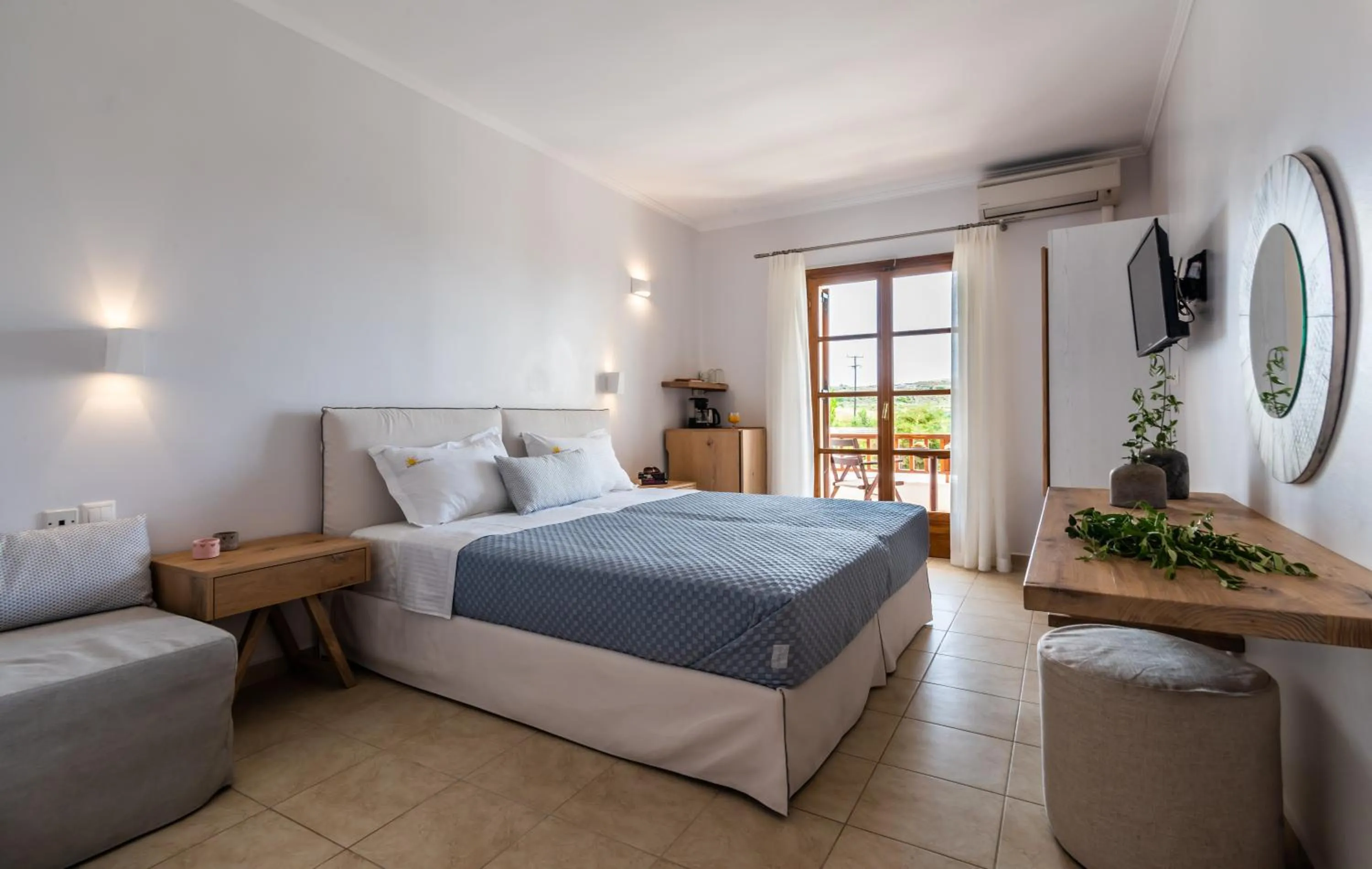 Photo of the whole room, Bed in Konstantinos