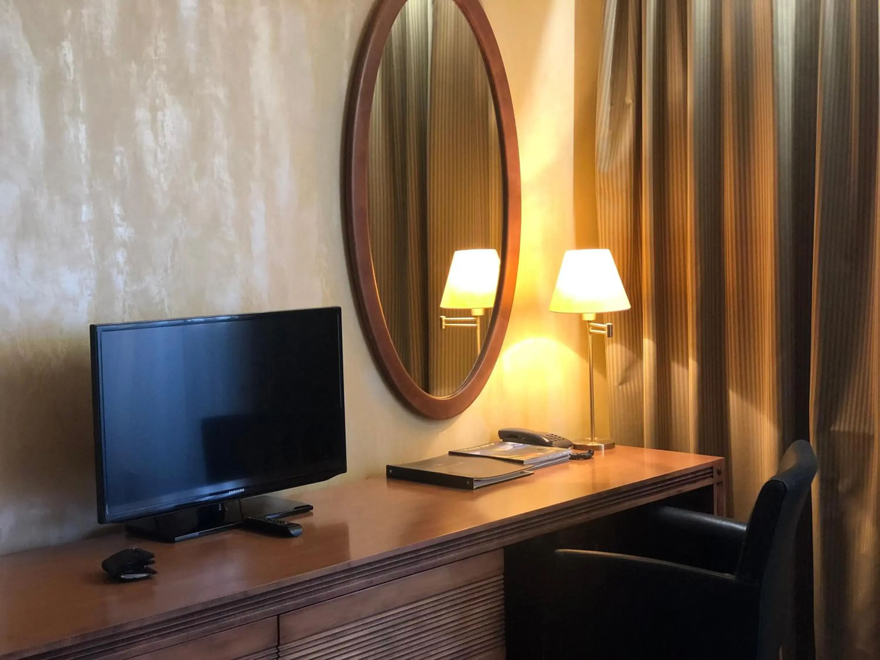 Large Double or Twin Room with Mountain View in Hotel International Large Double or Twin Room with Mountain View in Hotel International