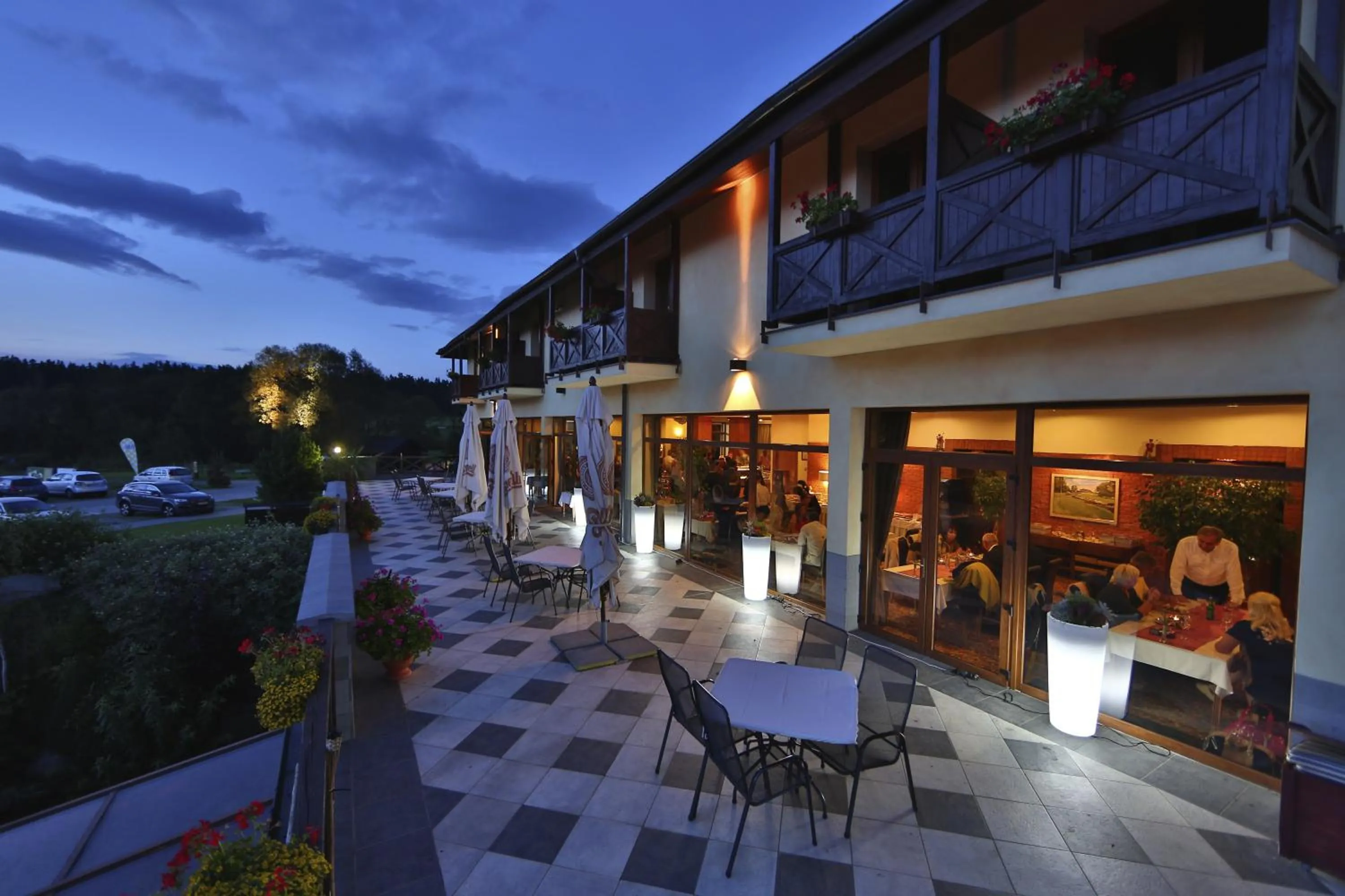 Restaurant/places to eat in Hotel International