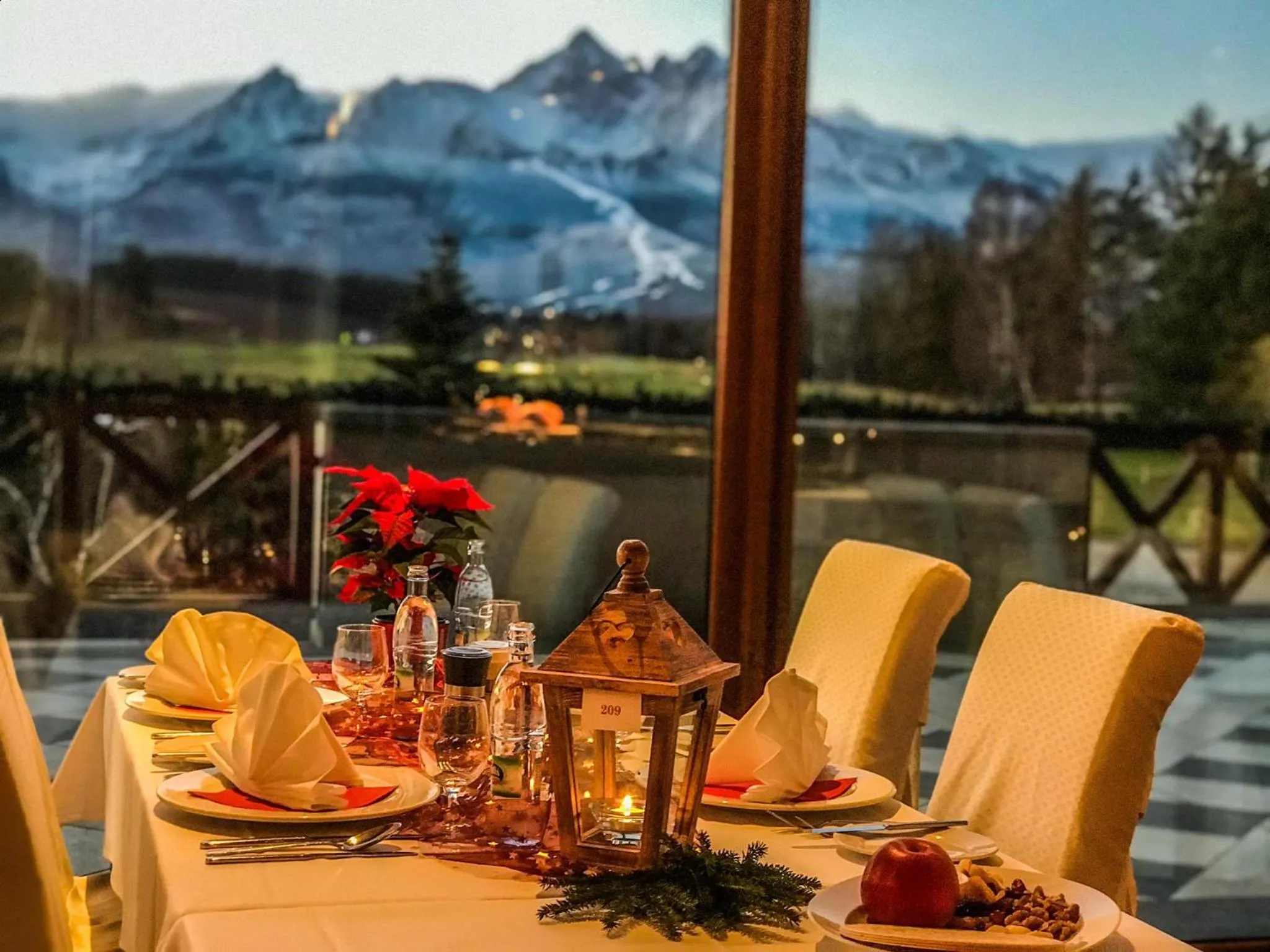 Restaurant/places to eat in Hotel International