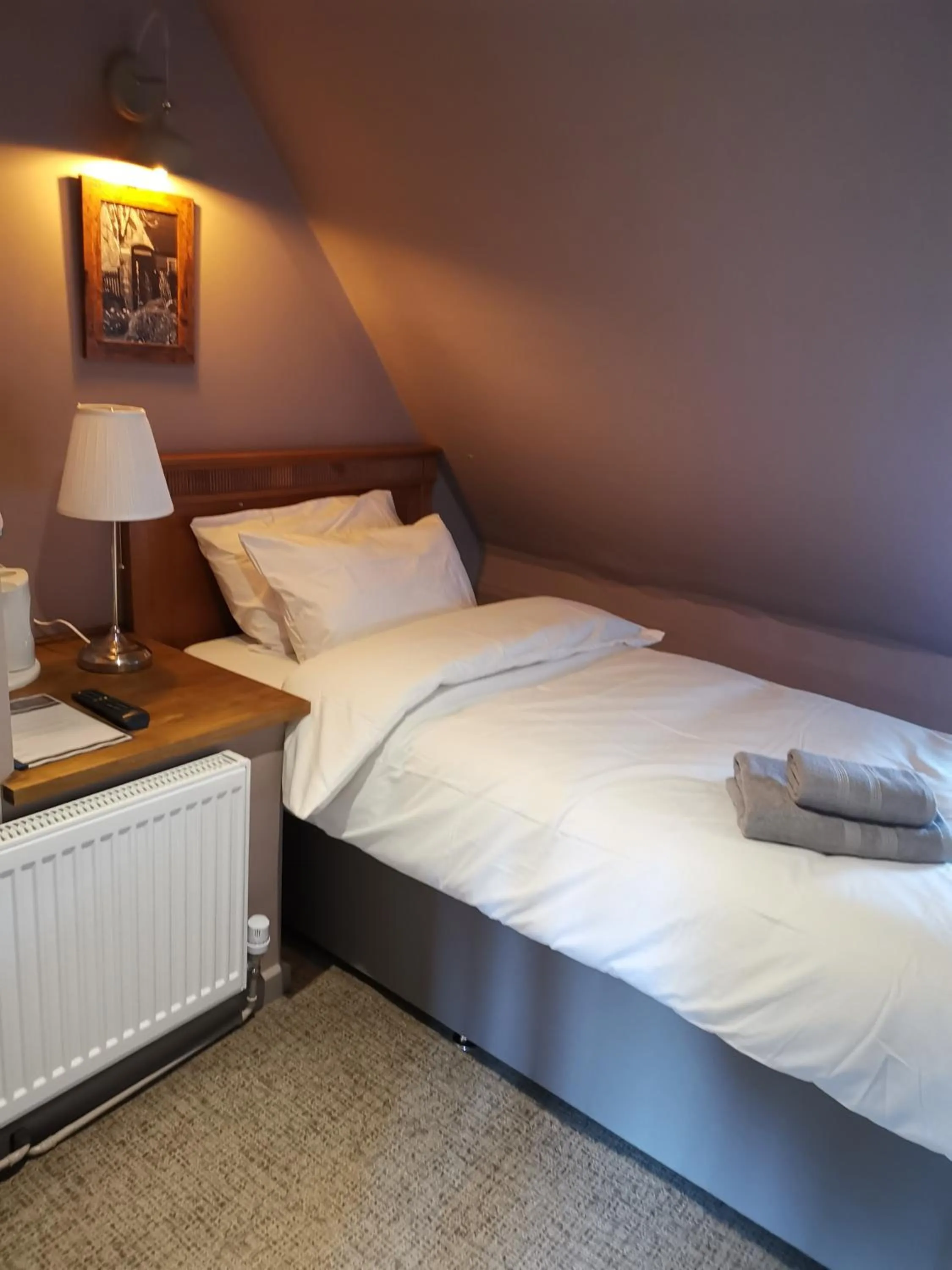 Bedroom, Bed in The Hollybush Inn and B&B