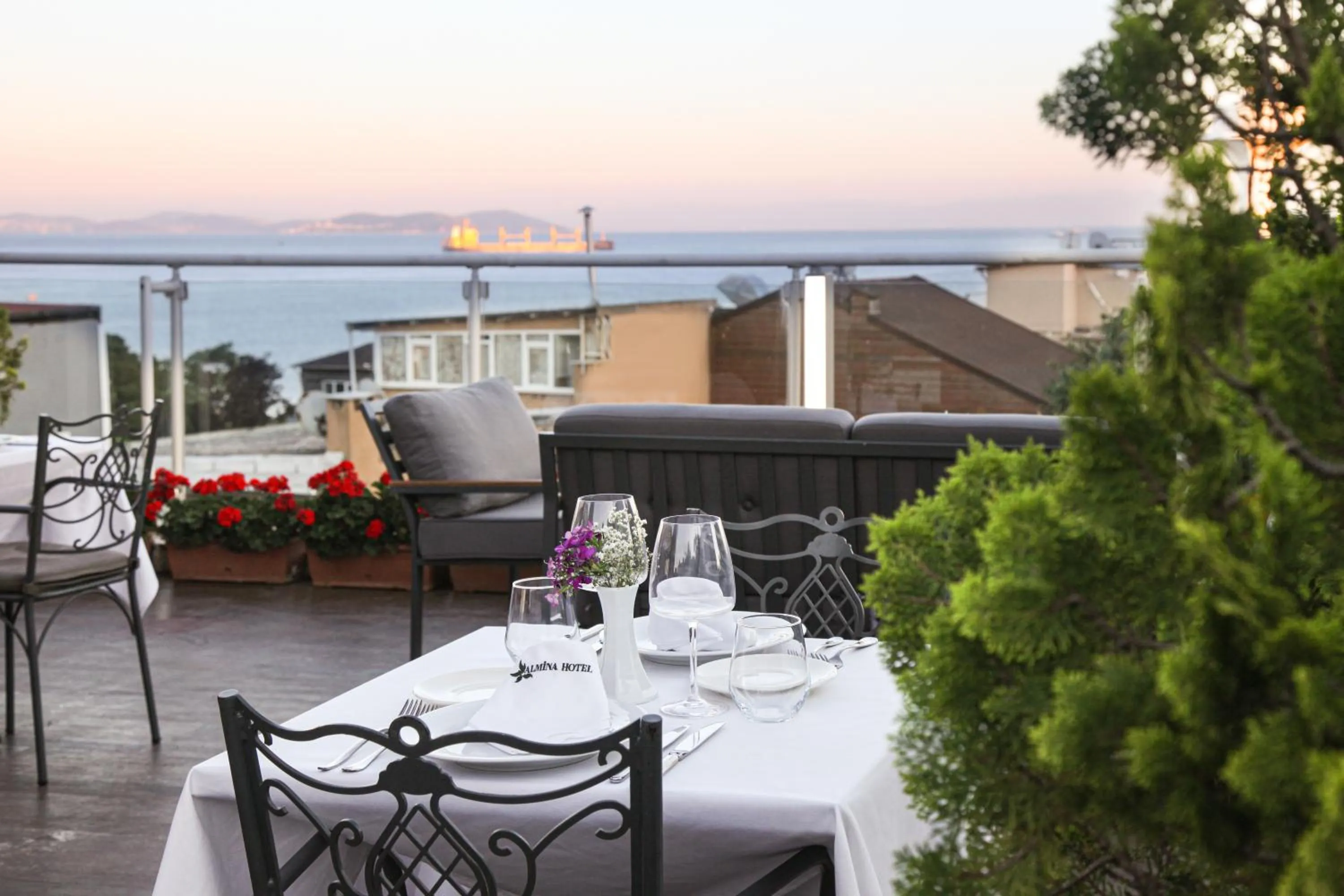 Restaurant/places to eat in Almina Hotel - Special Class