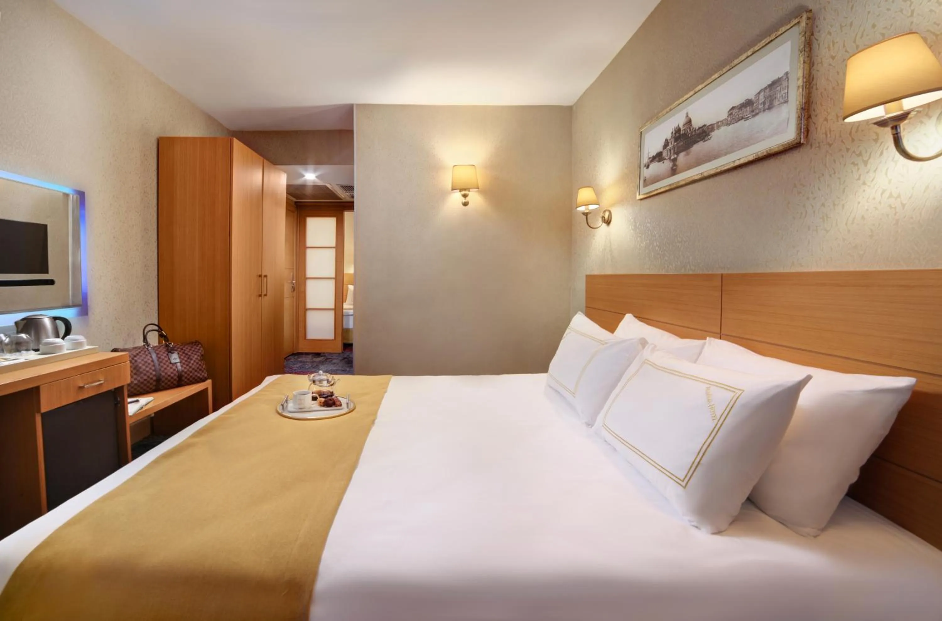 Photo of the whole room, Bed in Almina Hotel - Special Class