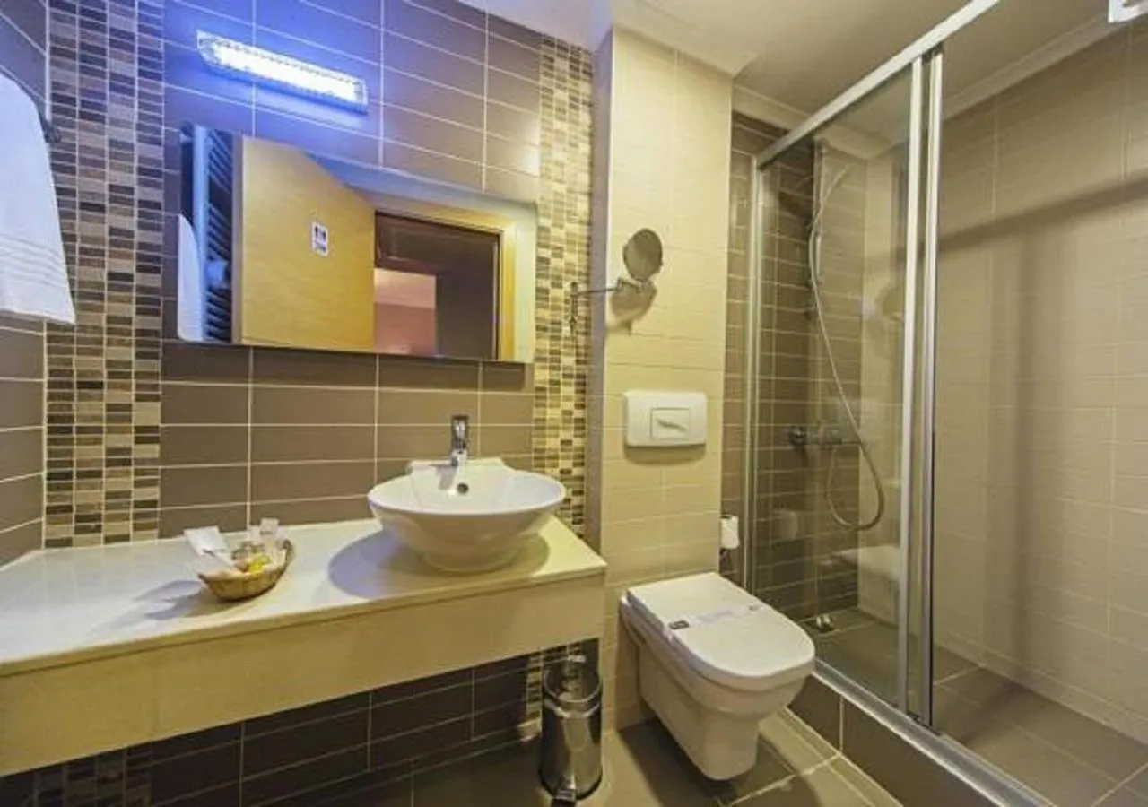 Shower in Almina Hotel - Special Class