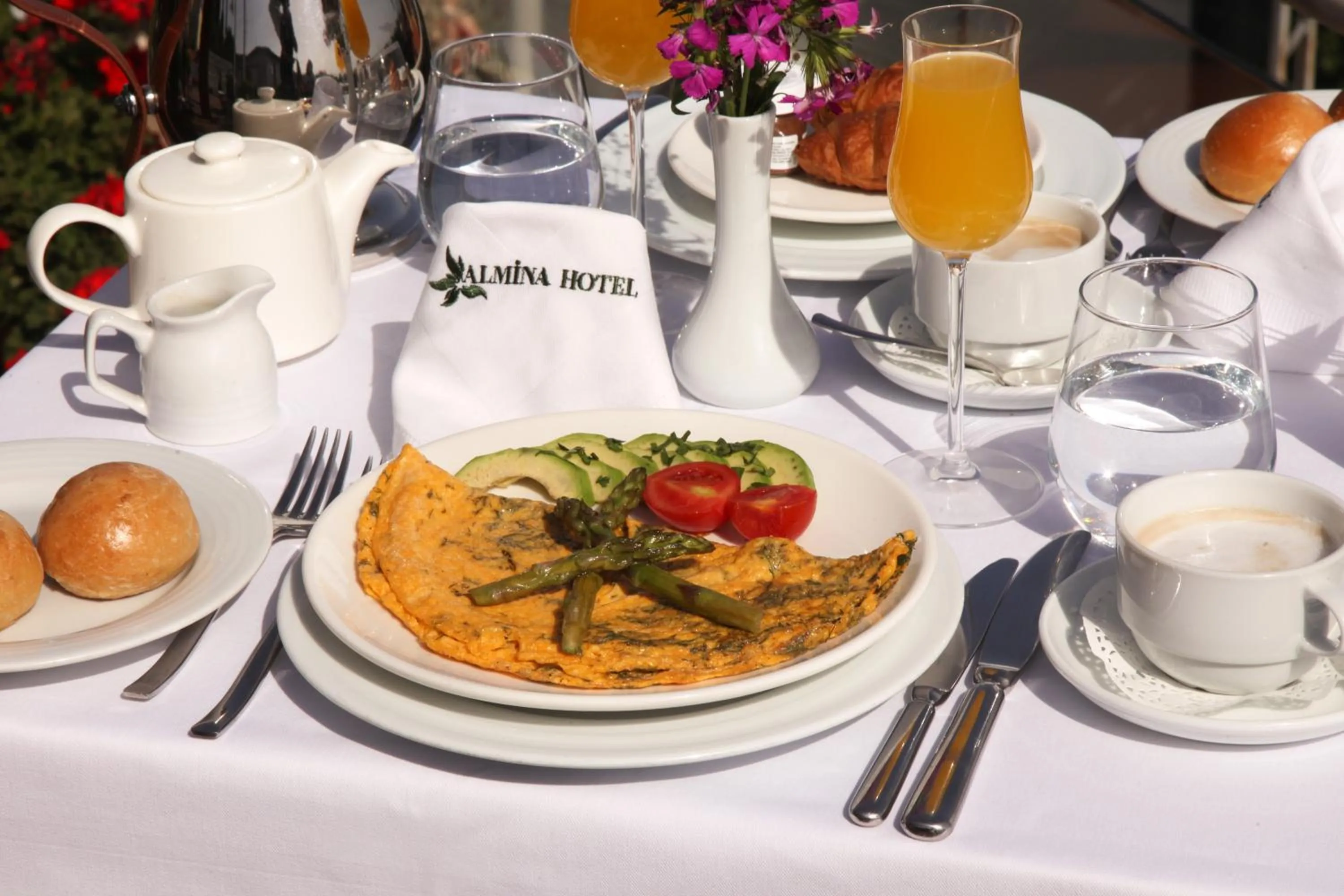 Restaurant/places to eat in Almina Hotel - Special Class