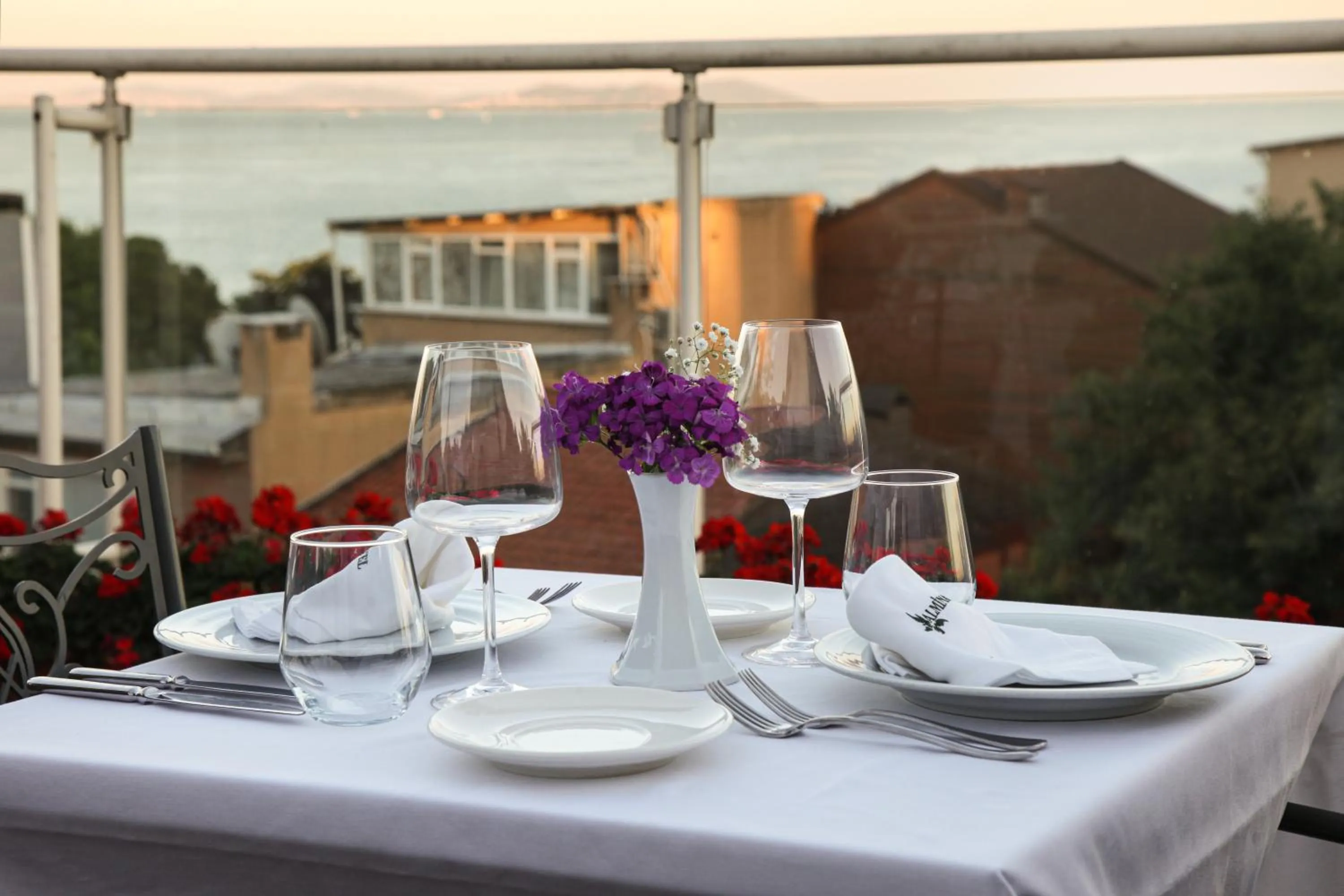 Restaurant/places to eat in Almina Hotel - Special Class