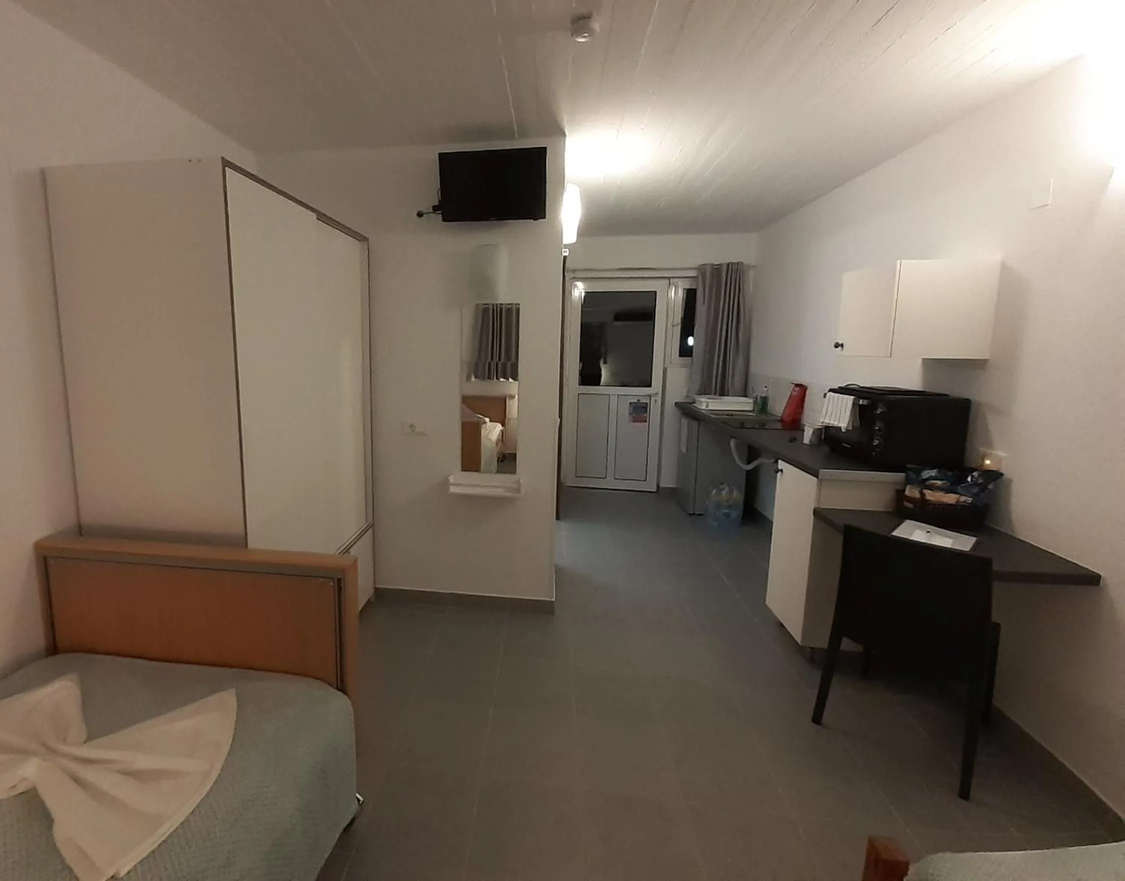 TV and multimedia, Bed in Delphini Studios - for the disabled