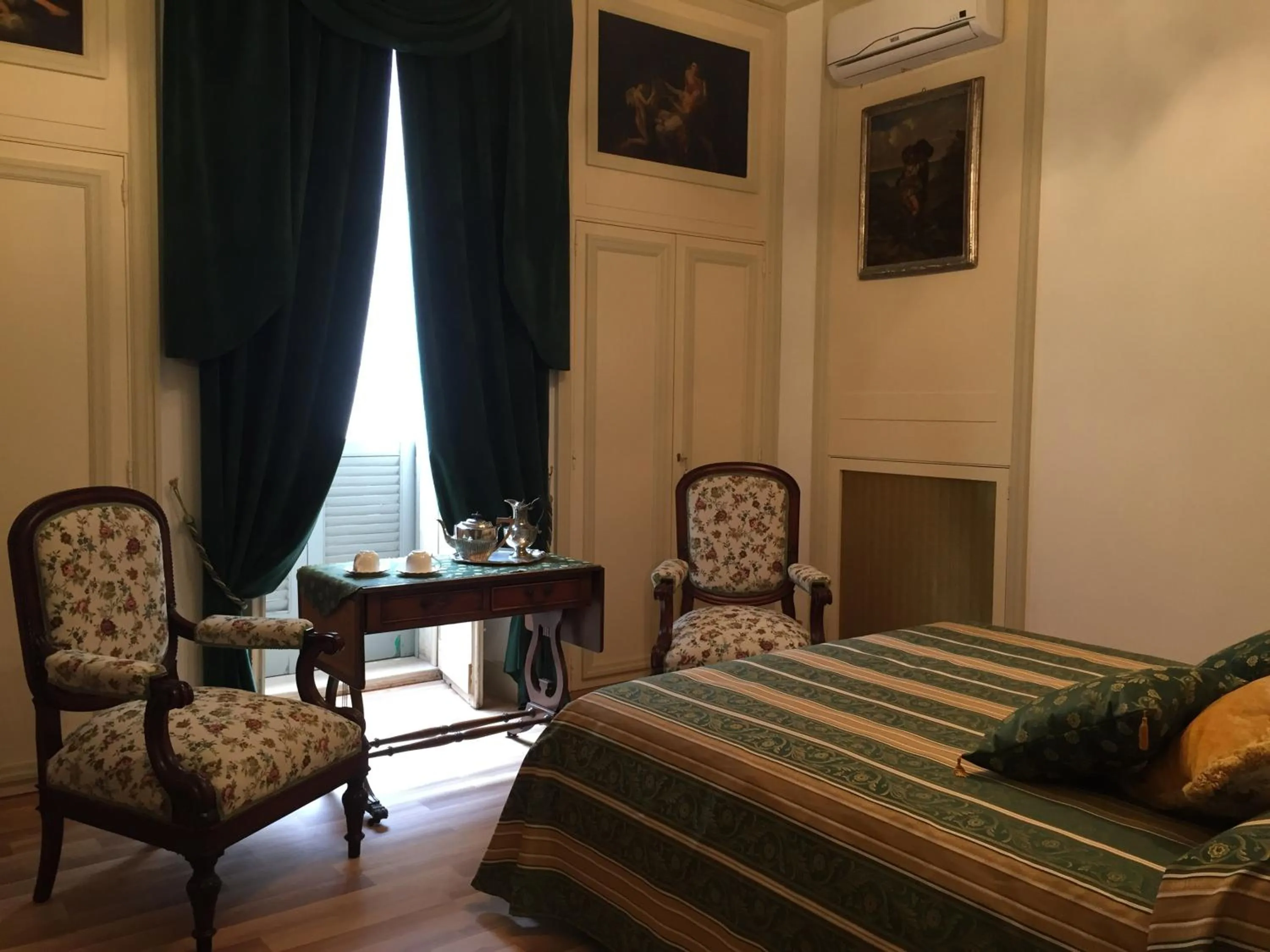 Photo of the whole room, Bed in Palazzo Laguardia