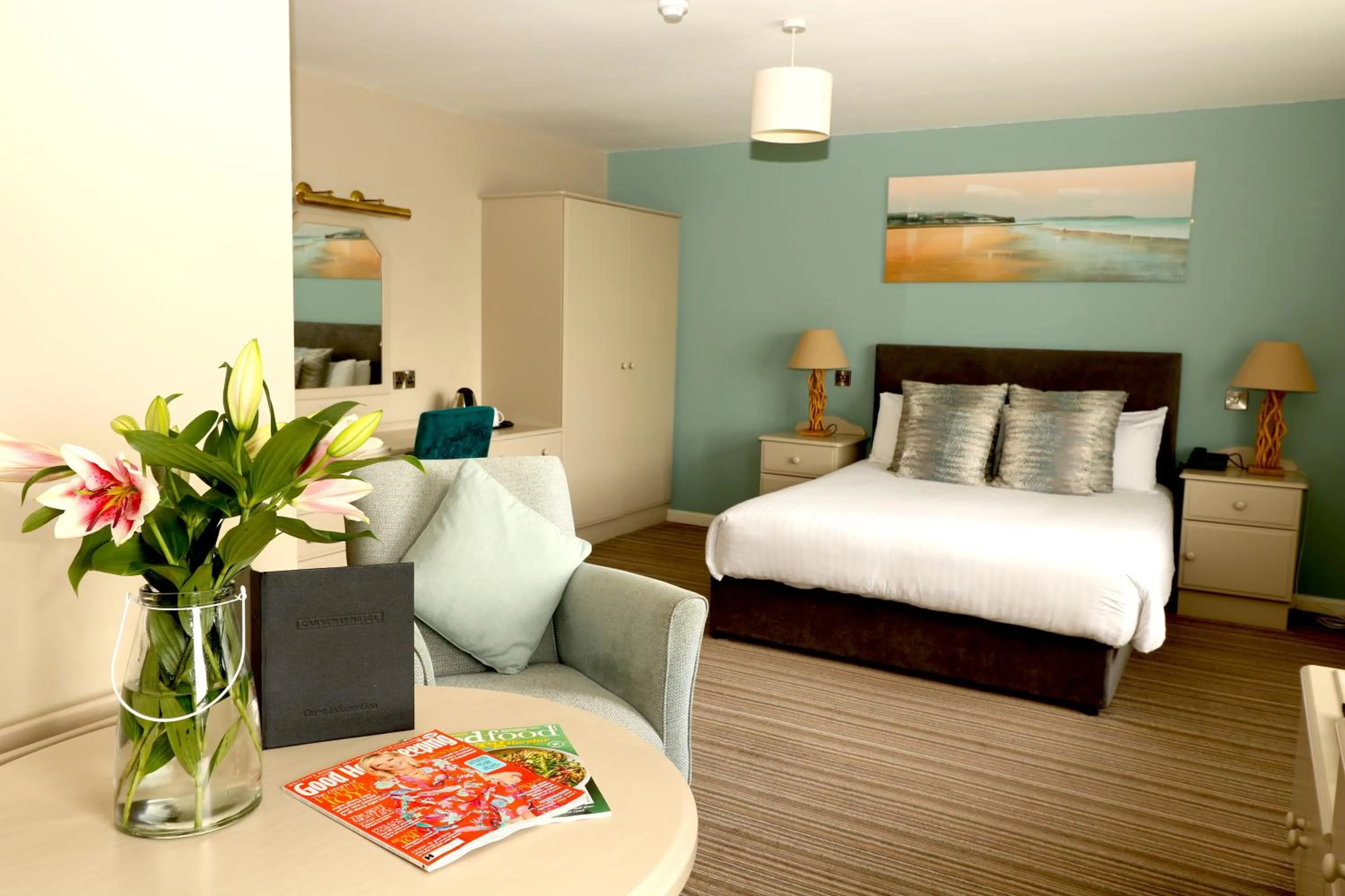 Photo of the whole room, Bed in Causeway Hotel