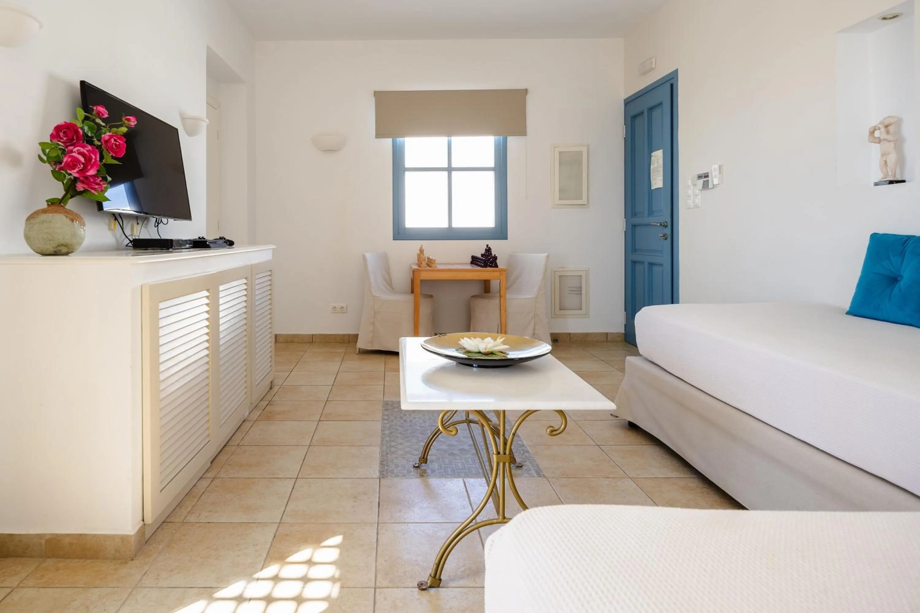 Shower, Bed in Mitos Suites