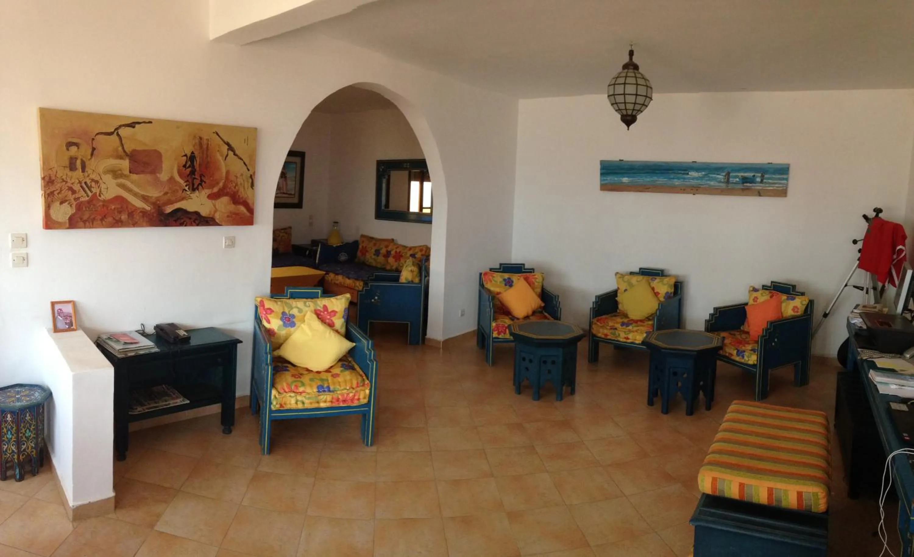 Communal lounge/ TV room in Villa Sunset B&B