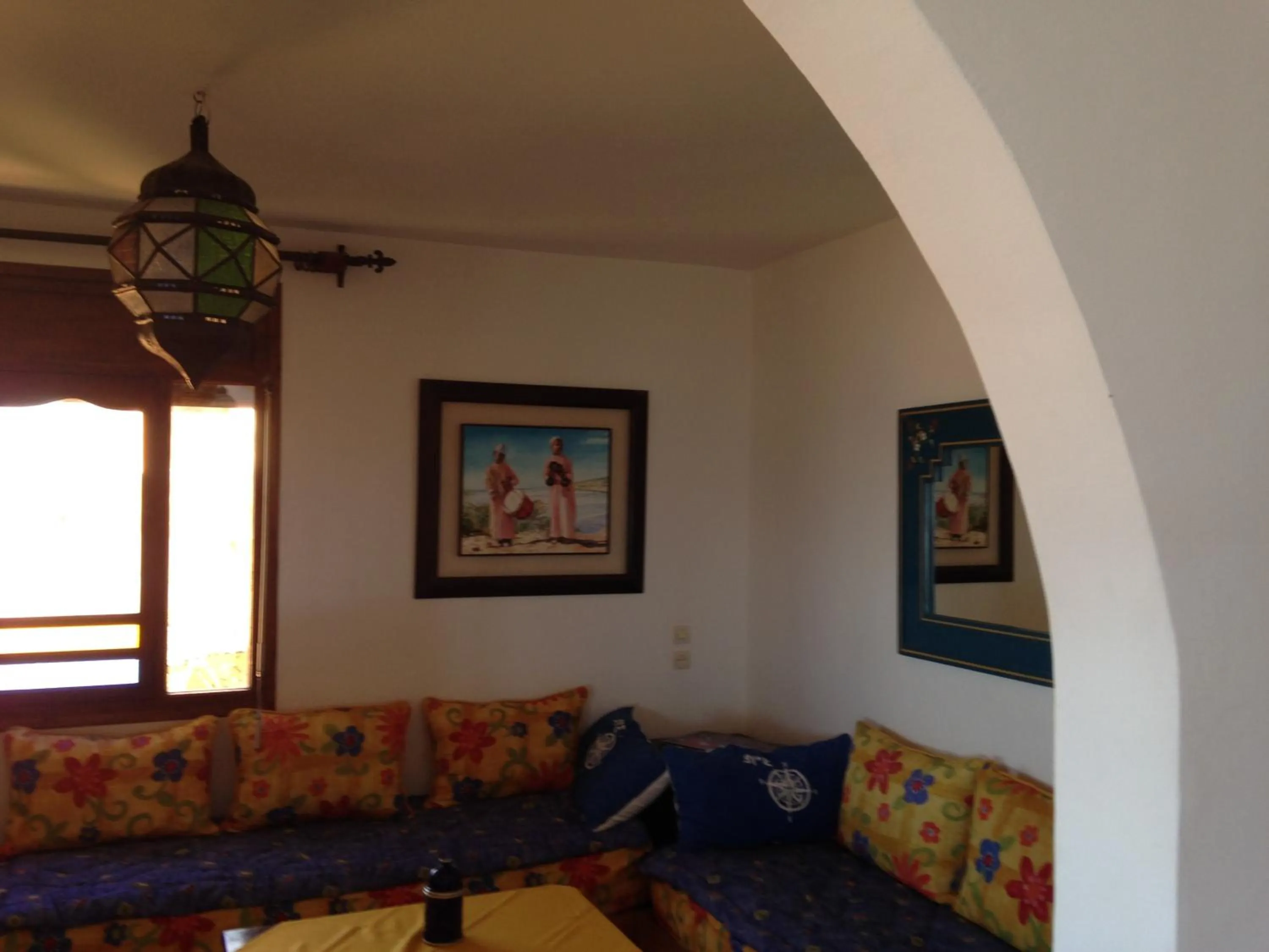 Communal lounge/ TV room in Villa Sunset B&B