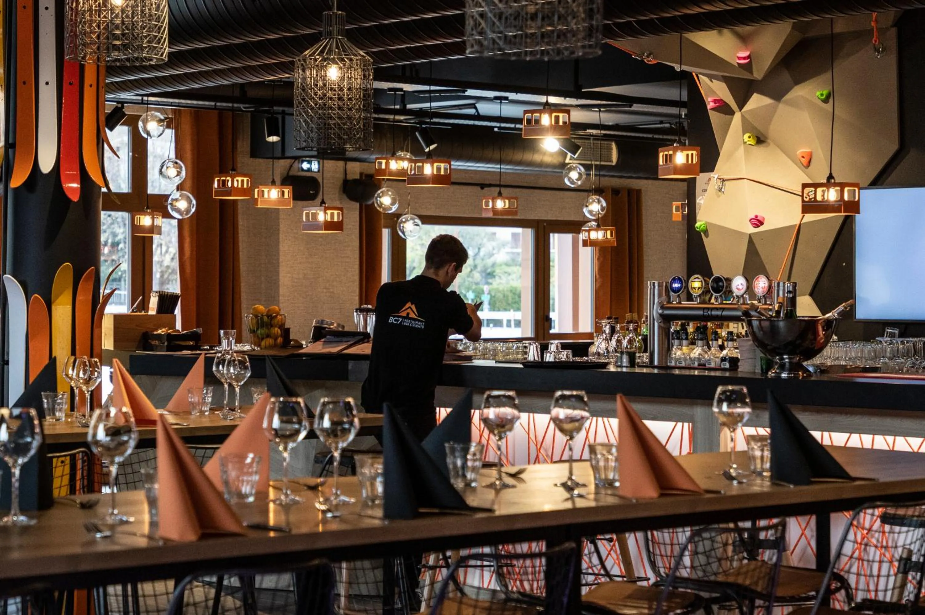 Lounge or bar in Hotel Base Camp Lodge - Bourg Saint Maurice