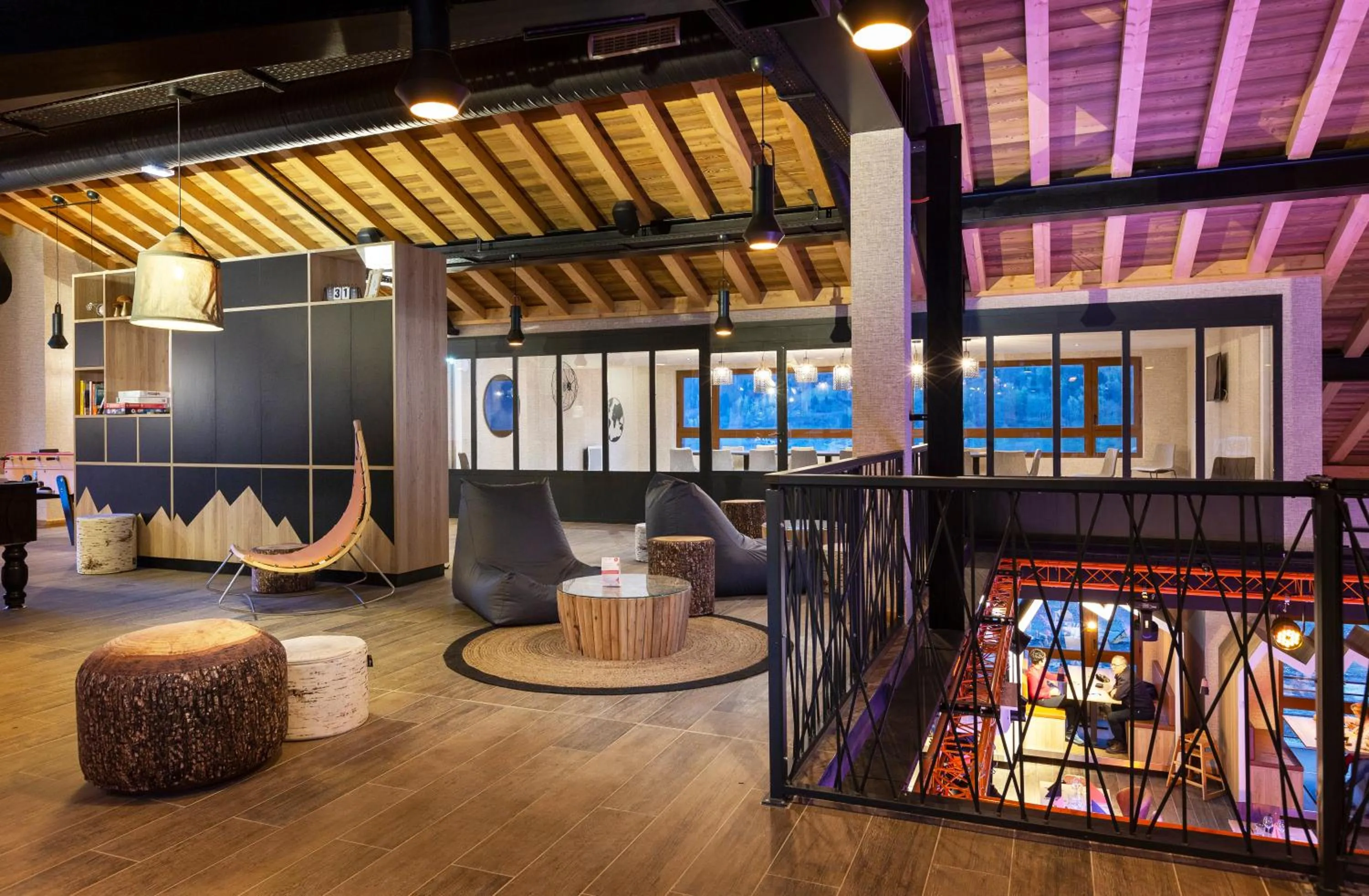 Library in Hotel Base Camp Lodge - Bourg Saint Maurice