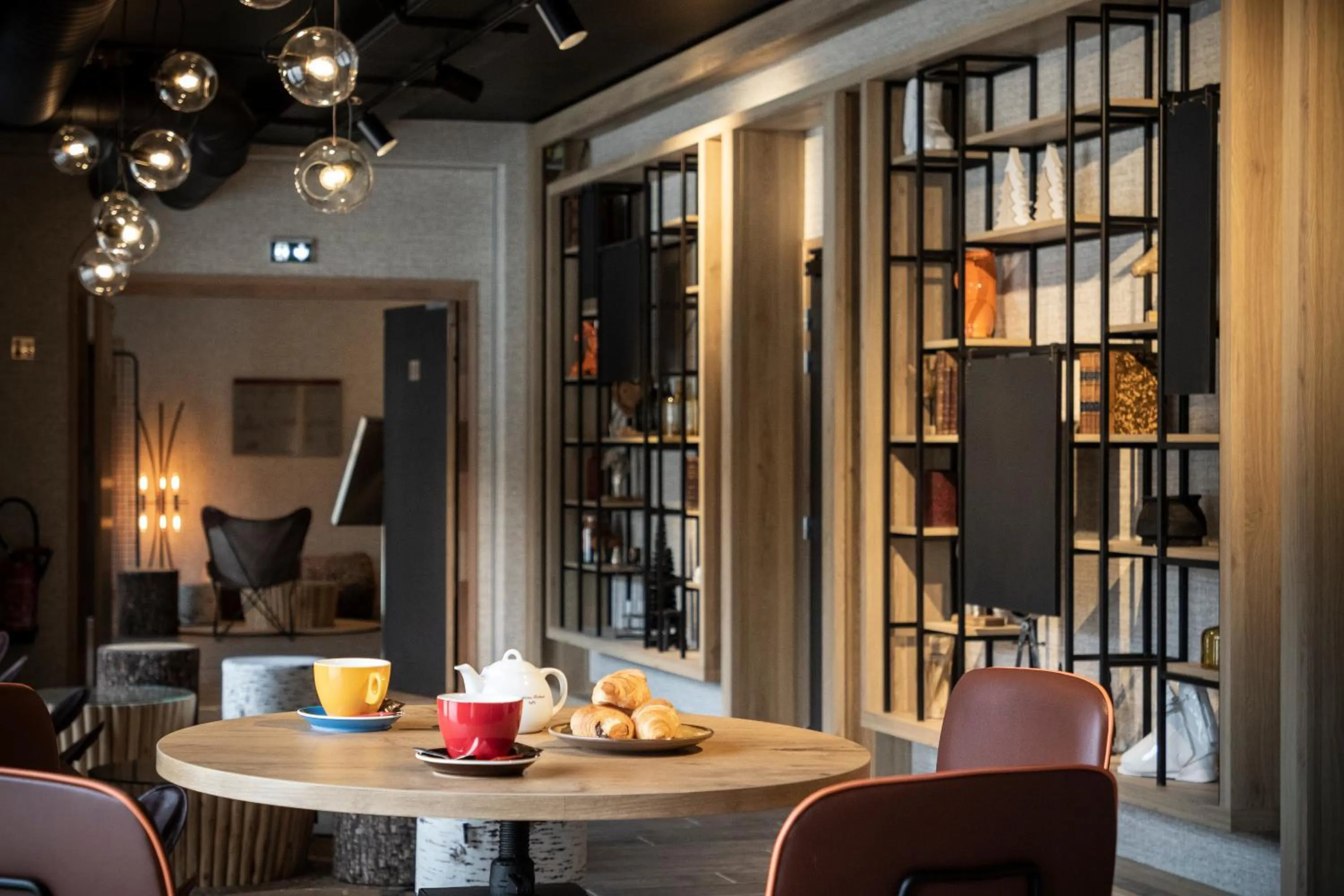 Library in Hotel Base Camp Lodge - Bourg Saint Maurice