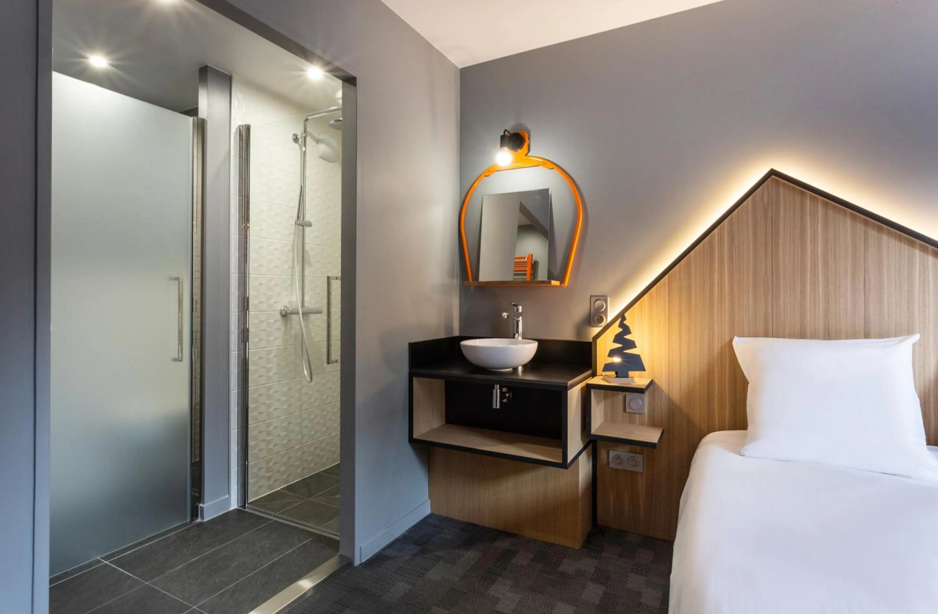 Bedroom, Bed in Hotel Base Camp Lodge - Bourg Saint Maurice