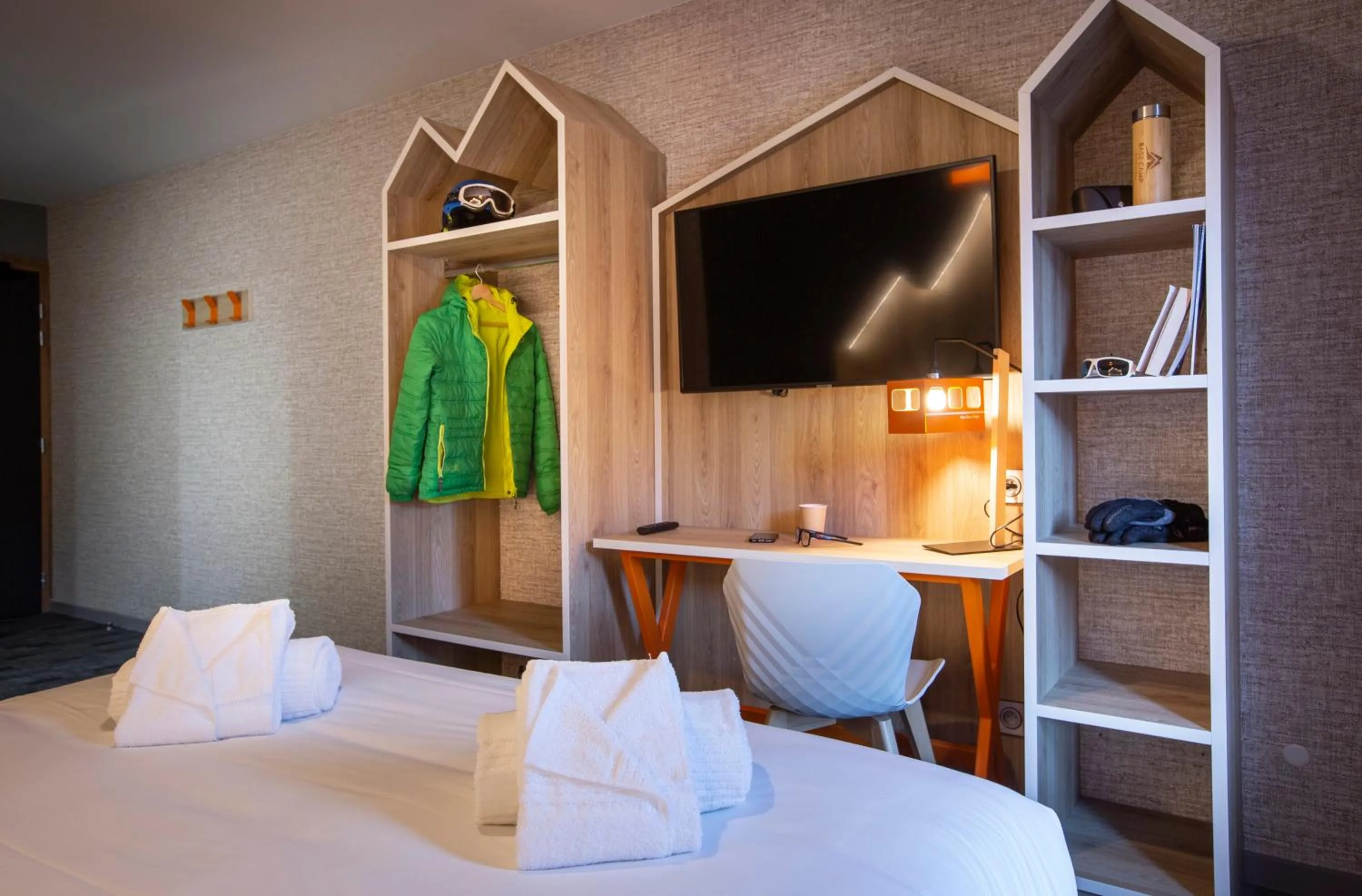 Photo of the whole room, Bed in Hotel Base Camp Lodge - Bourg Saint Maurice