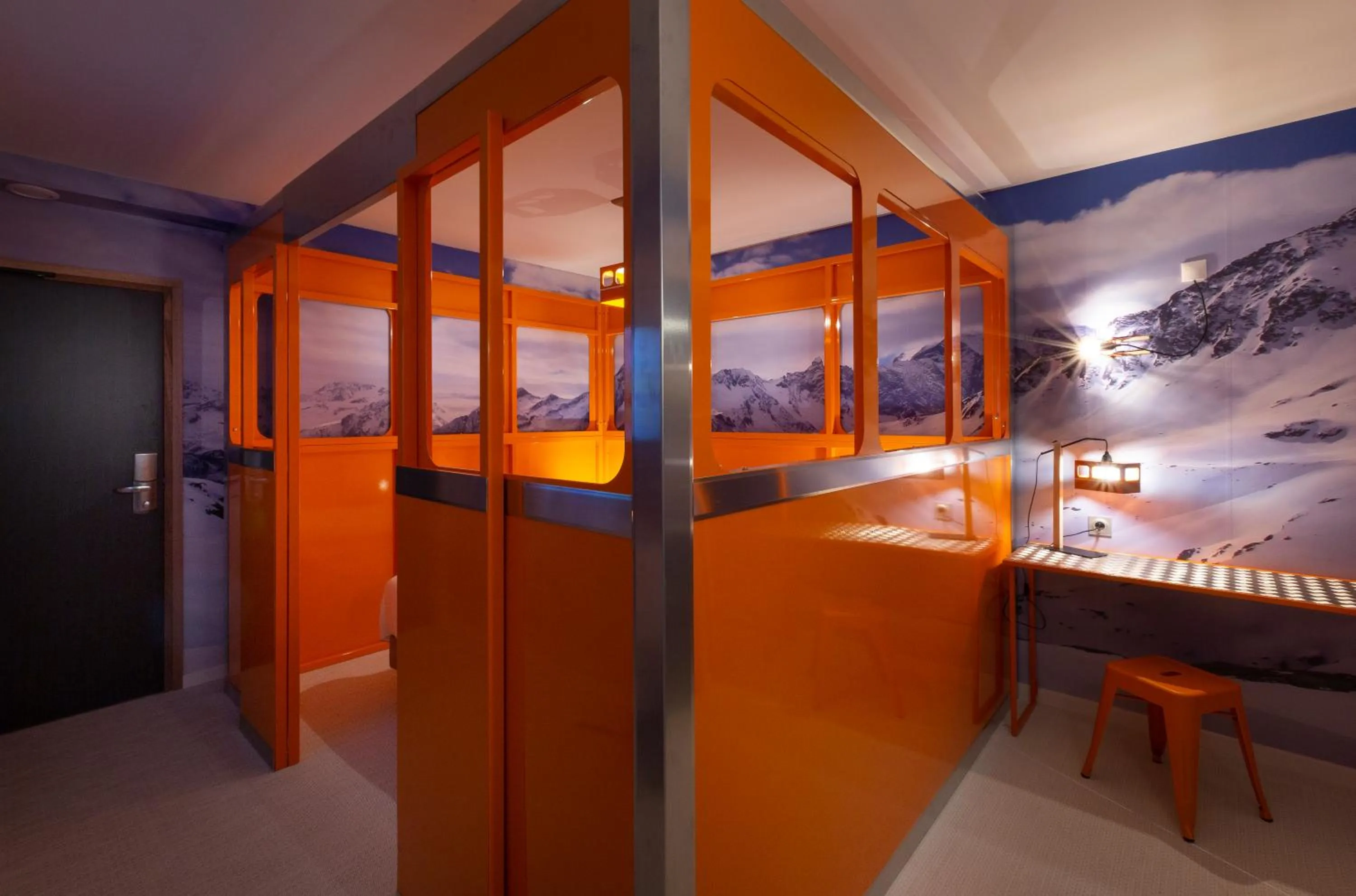 Photo of the whole room in Hotel Base Camp Lodge - Bourg Saint Maurice