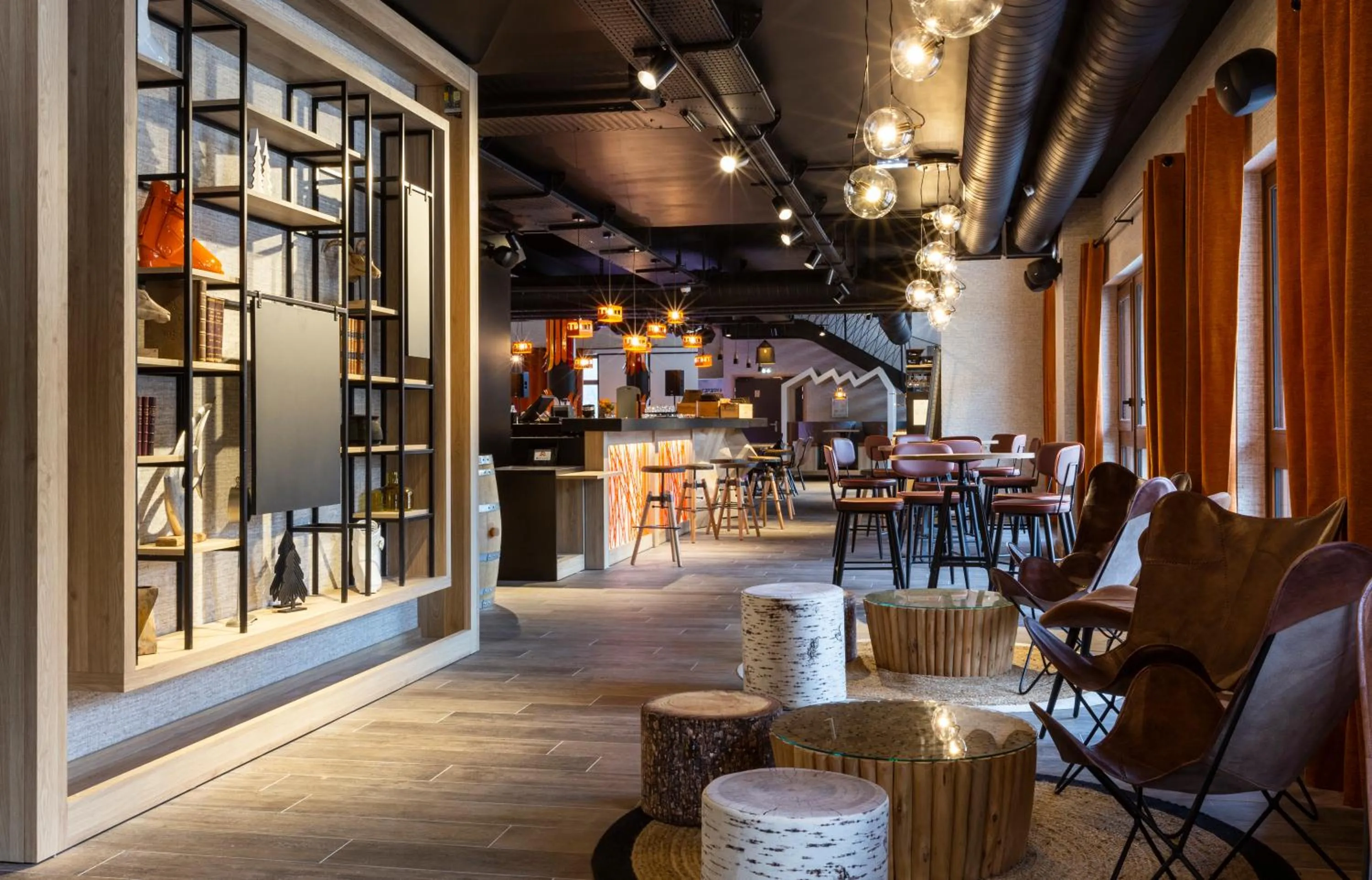 Lounge or bar in Hotel Base Camp Lodge - Bourg Saint Maurice