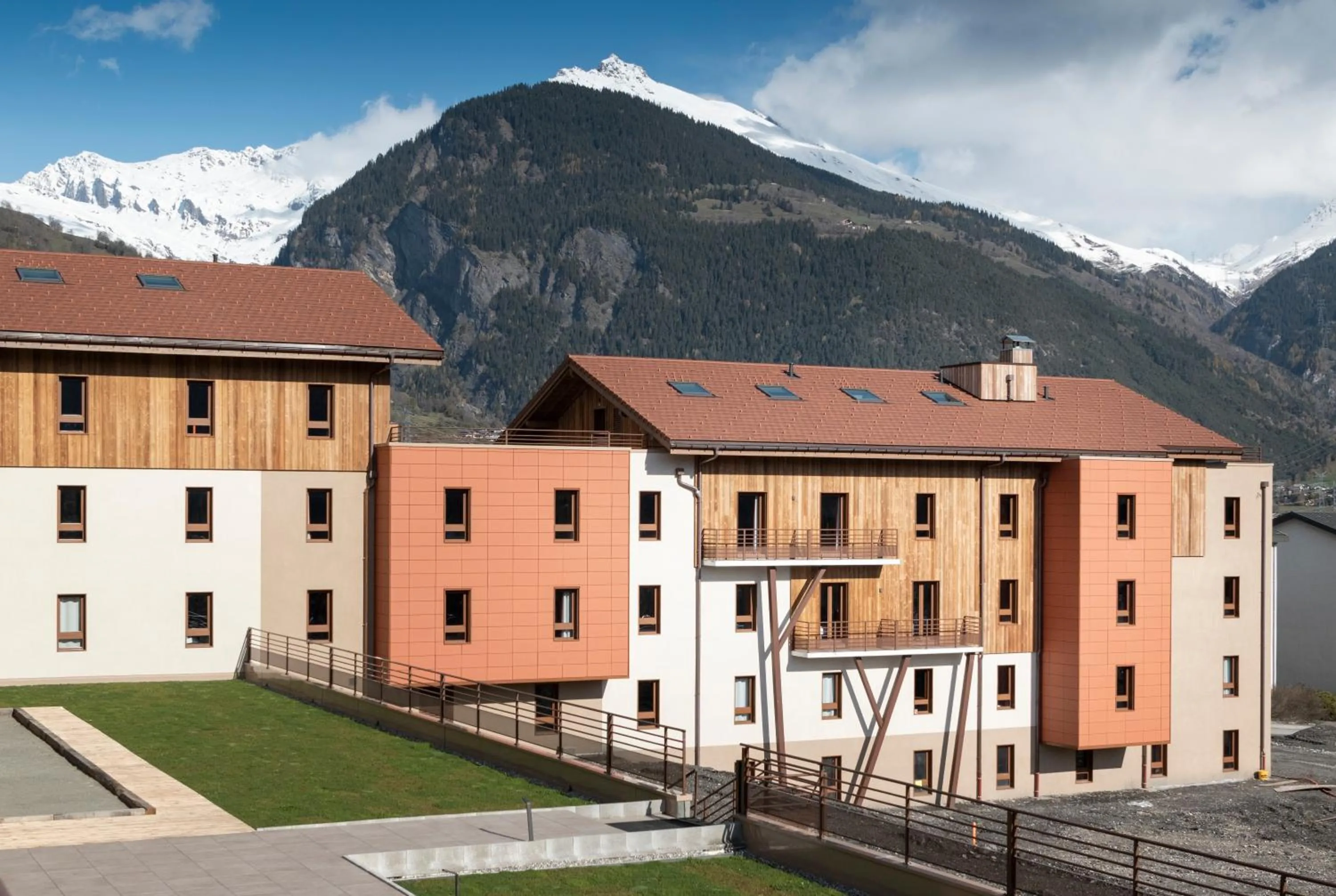 Property building in Hotel Base Camp Lodge - Bourg Saint Maurice