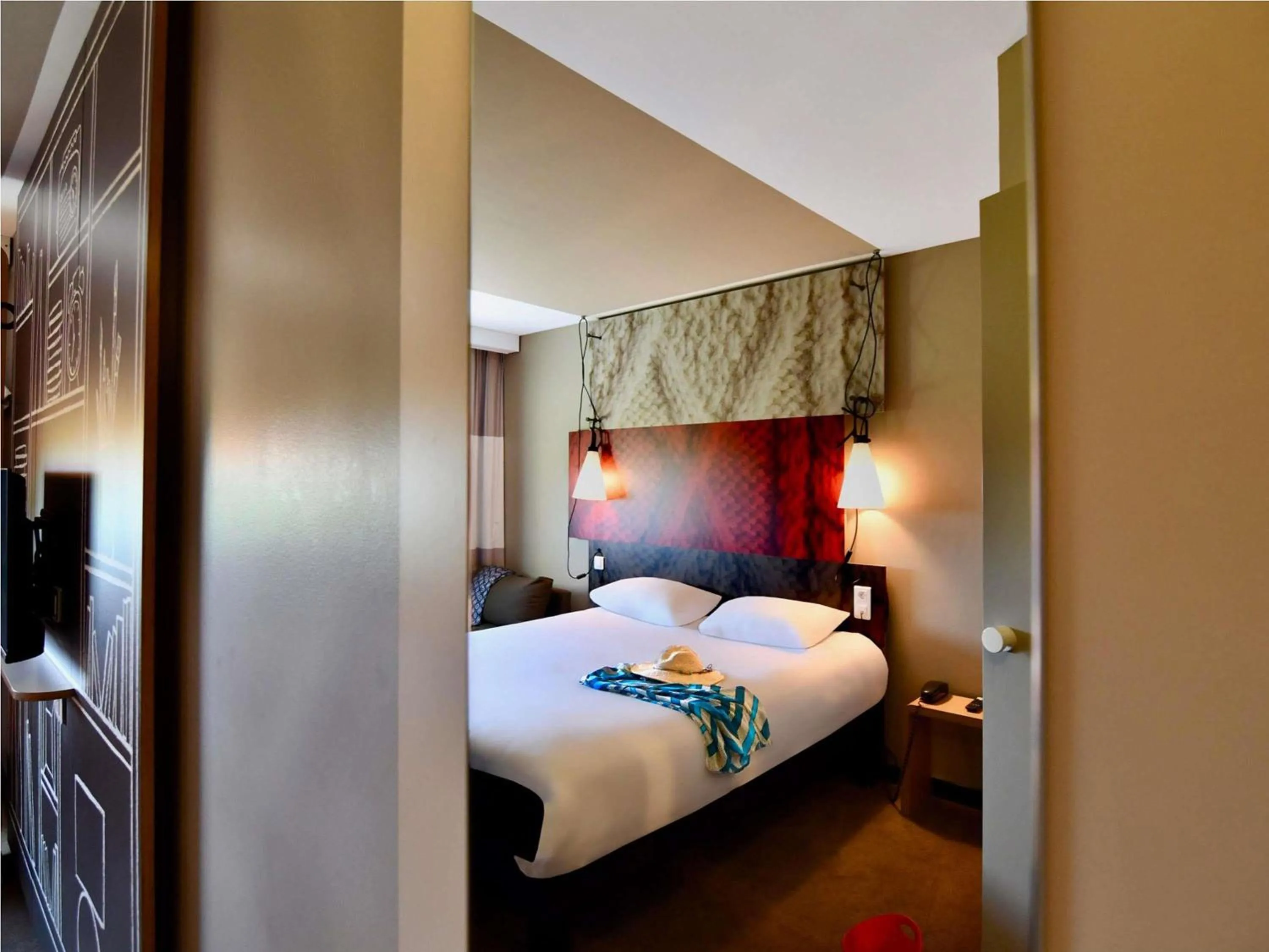 Bedroom, Bed in ibis Les Herbiers