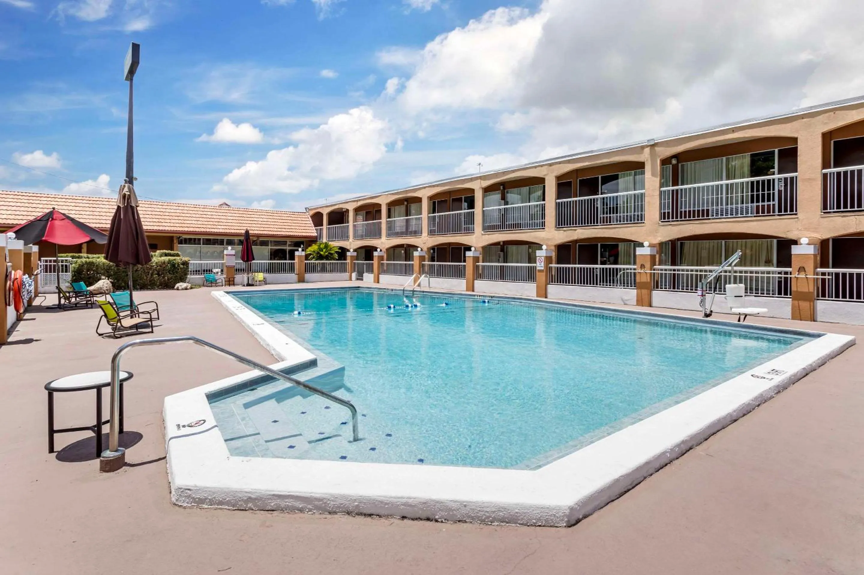 Swimming pool in Quality Inn Alachua - Gainesville Area