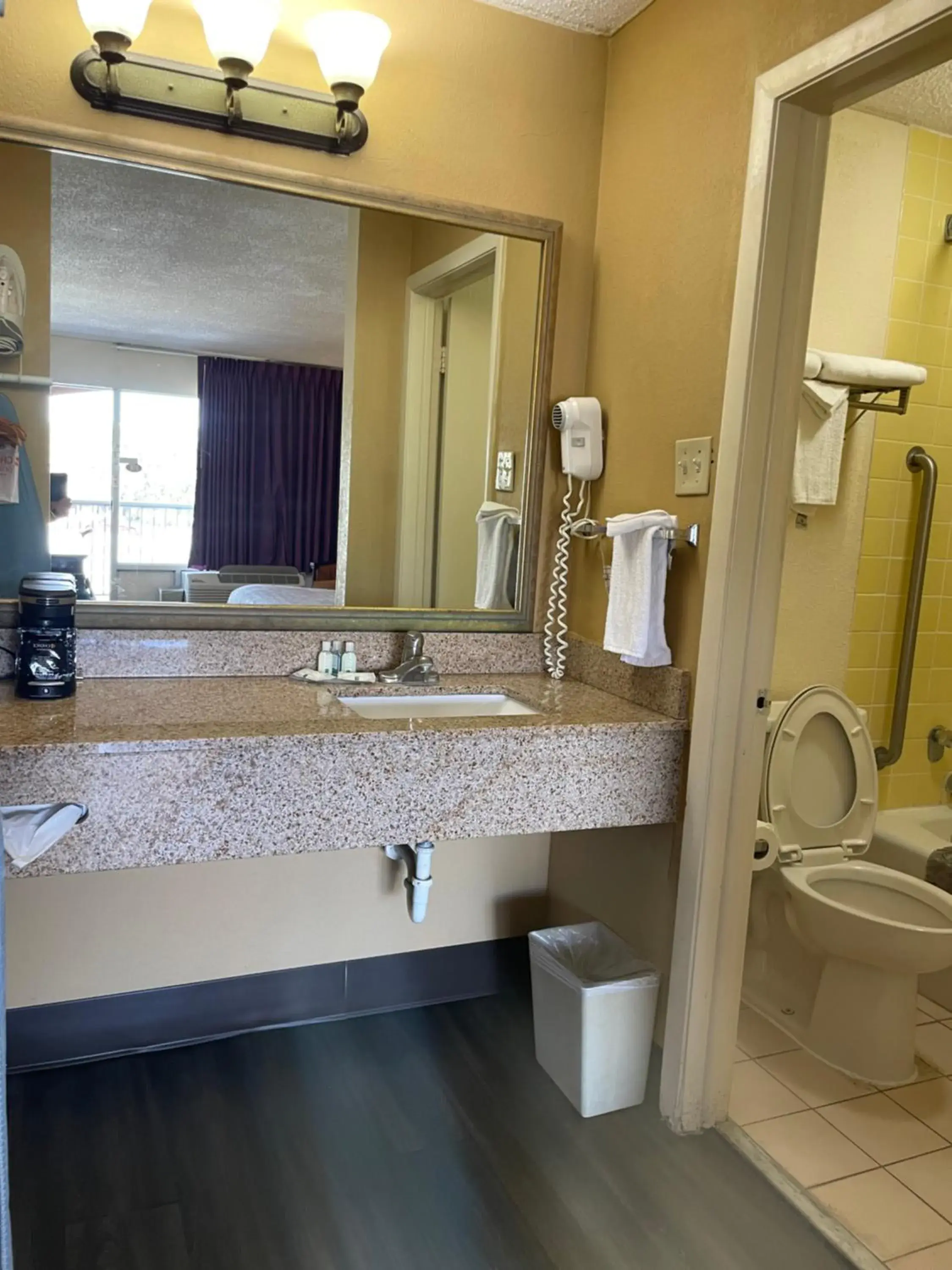 King Room with Tub - Mobility Accessible/Non Smoking in Quality Inn Alachua - Gainesville Area King Room with Tub - Mobility Accessible/Non Smoking in Quality Inn Alachua - Gainesville Area