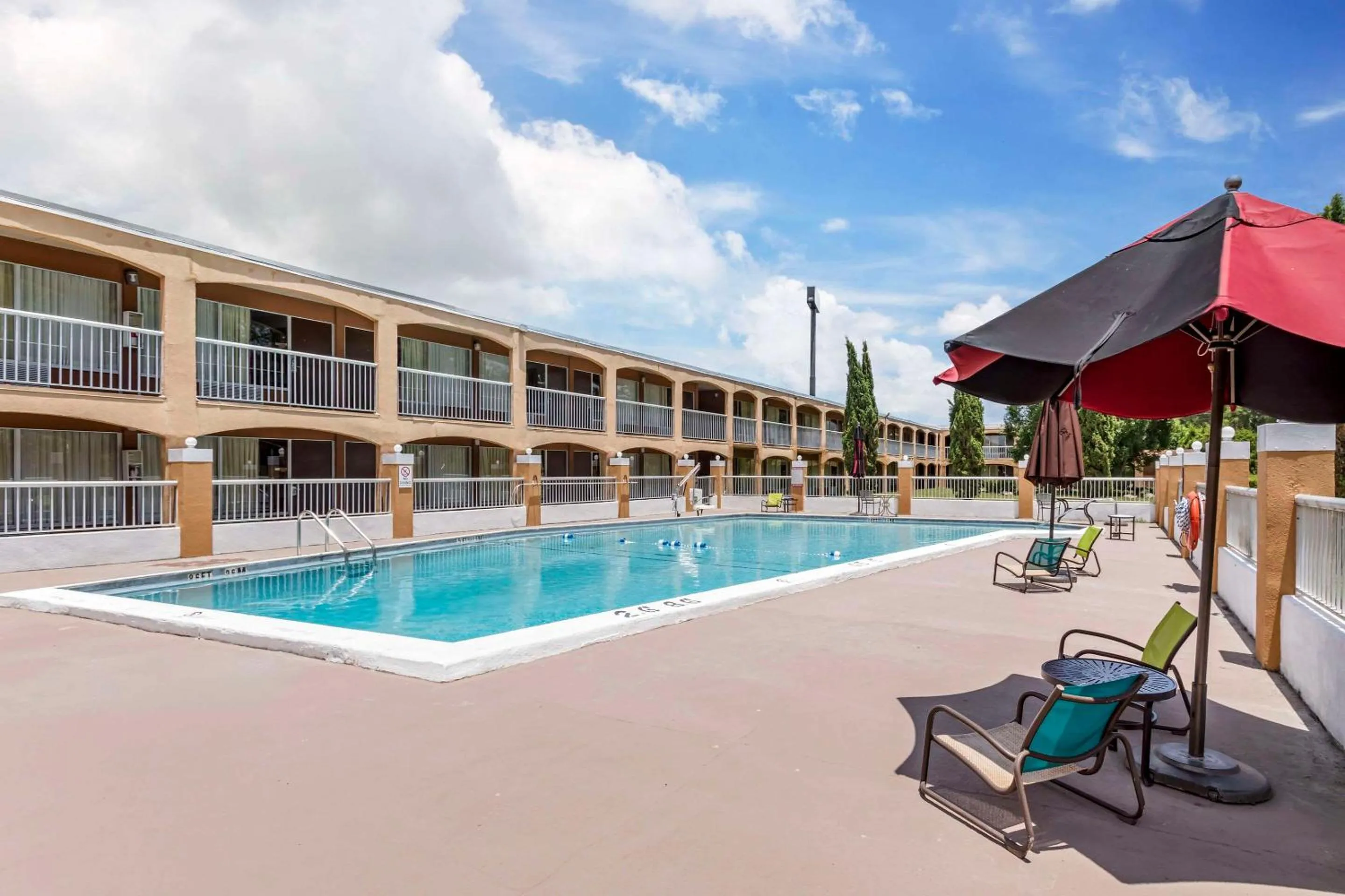 Swimming pool in Quality Inn Alachua - Gainesville Area