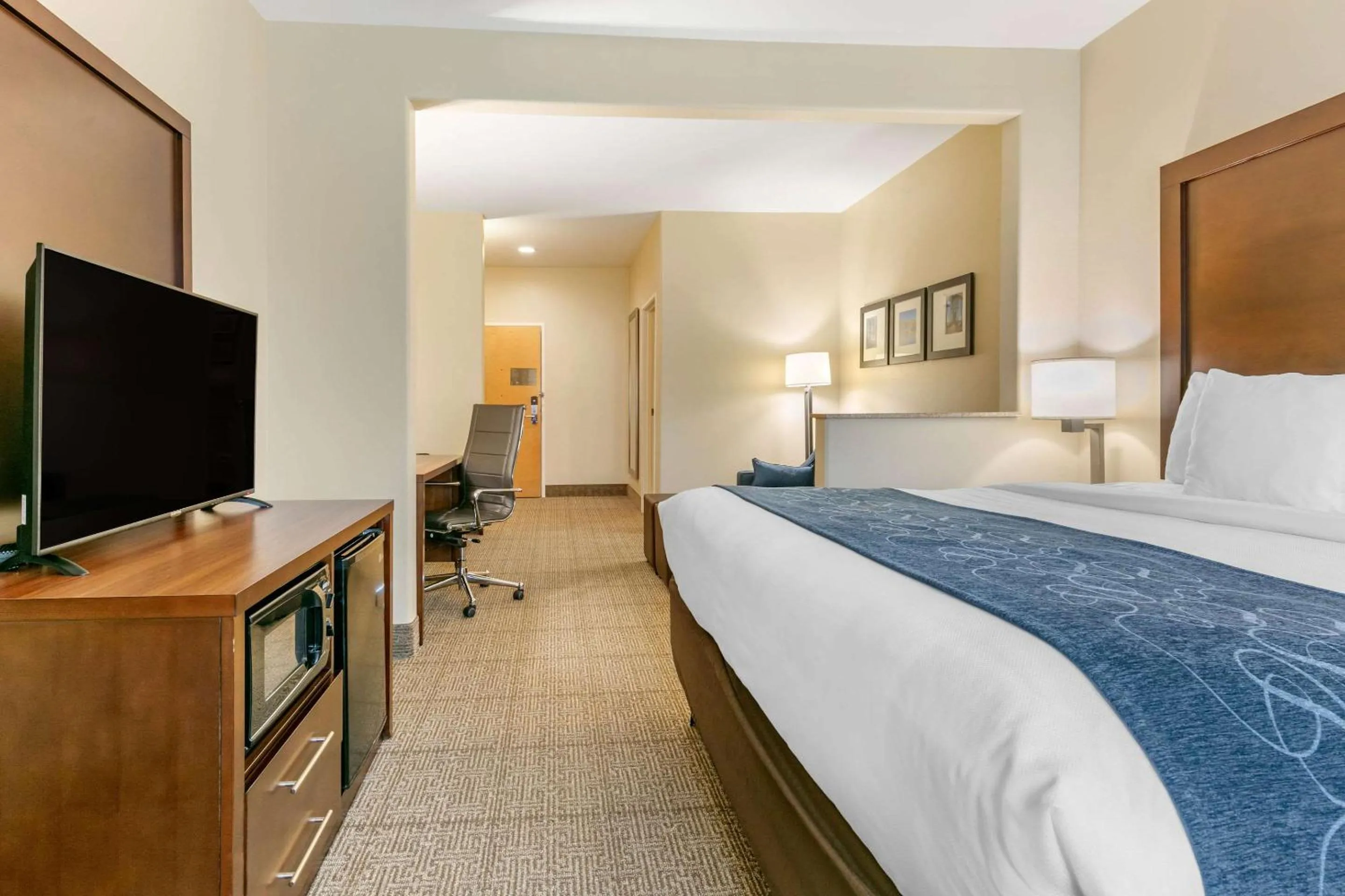 Photo of the whole room, Bed in Comfort Suites Batesville