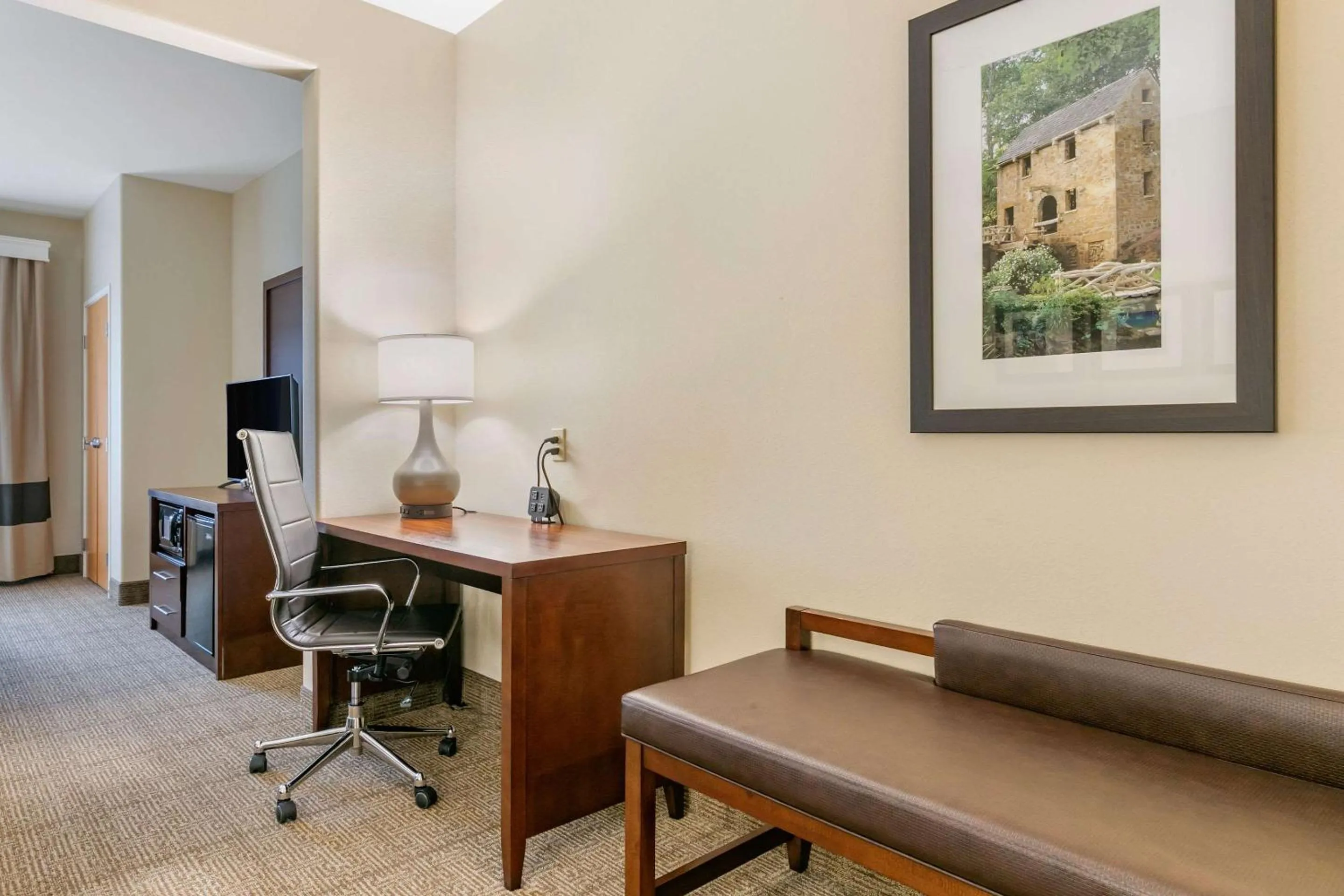 Photo of the whole room in Comfort Suites Batesville