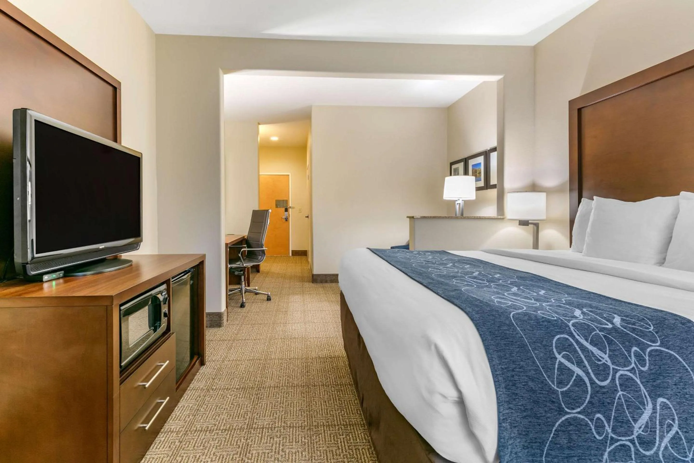 Photo of the whole room, Bed in Comfort Suites Batesville