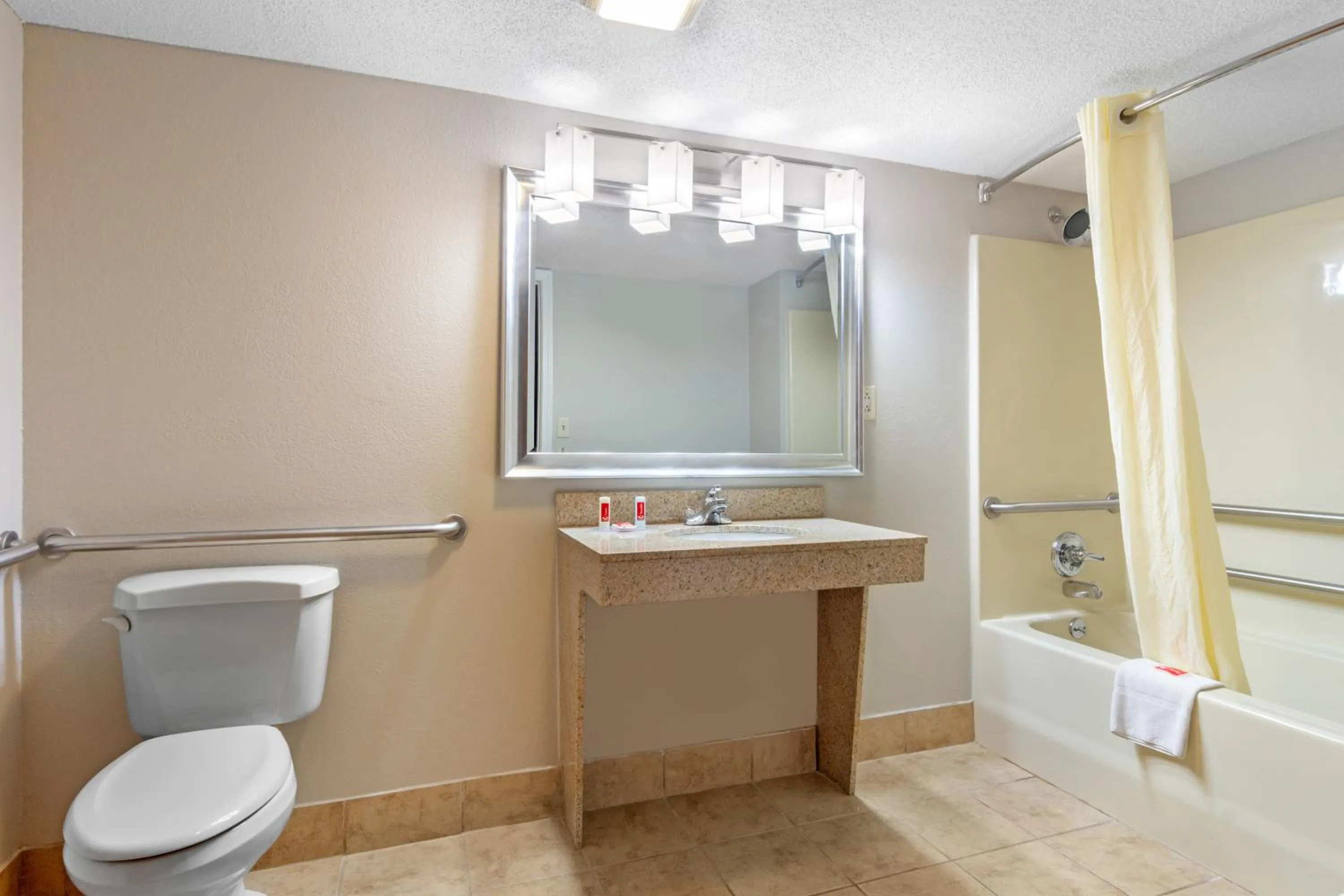 Bathroom in Econo Lodge Byron - Warner Robins
