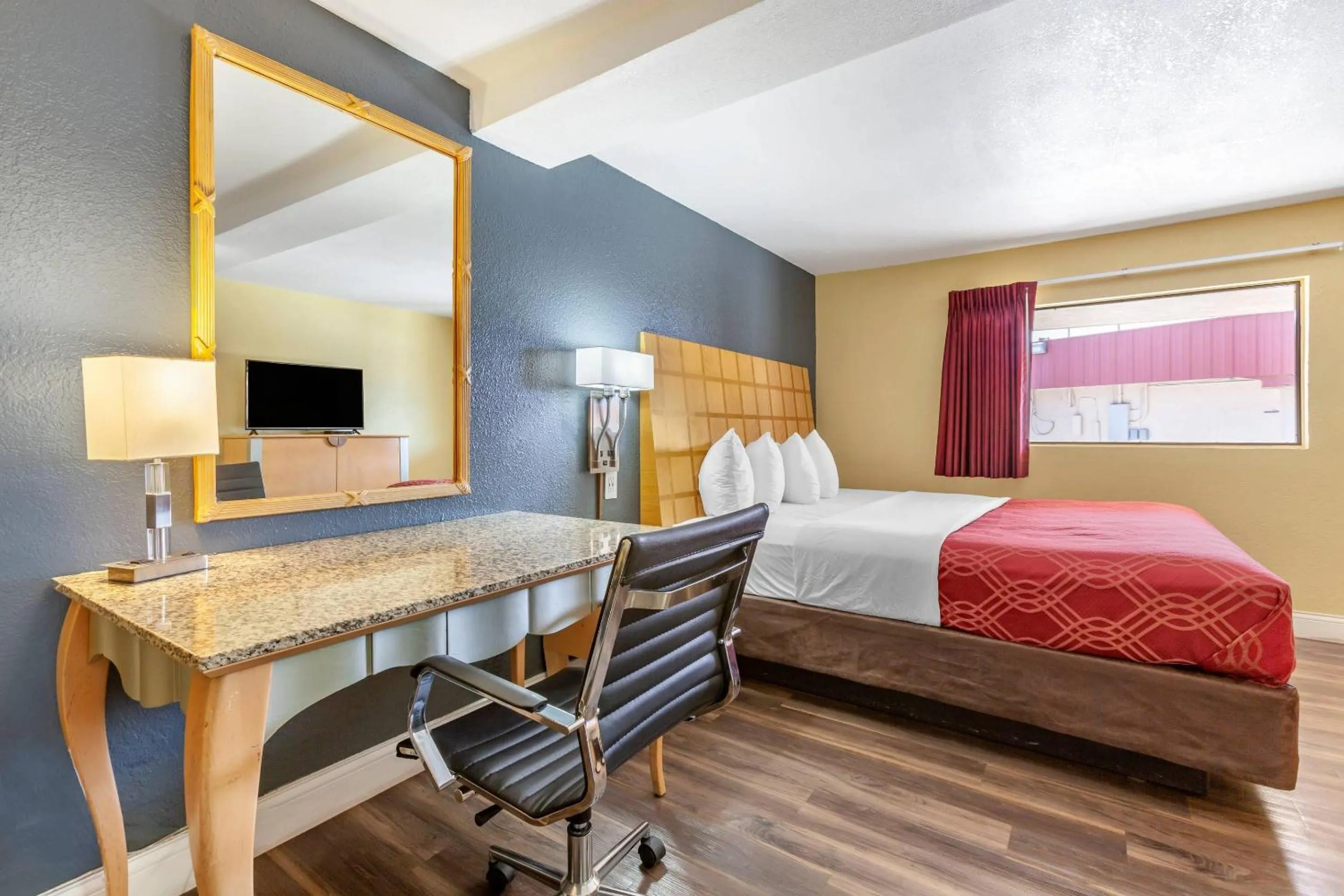 Bedroom, Bed in Econo Lodge Clovis