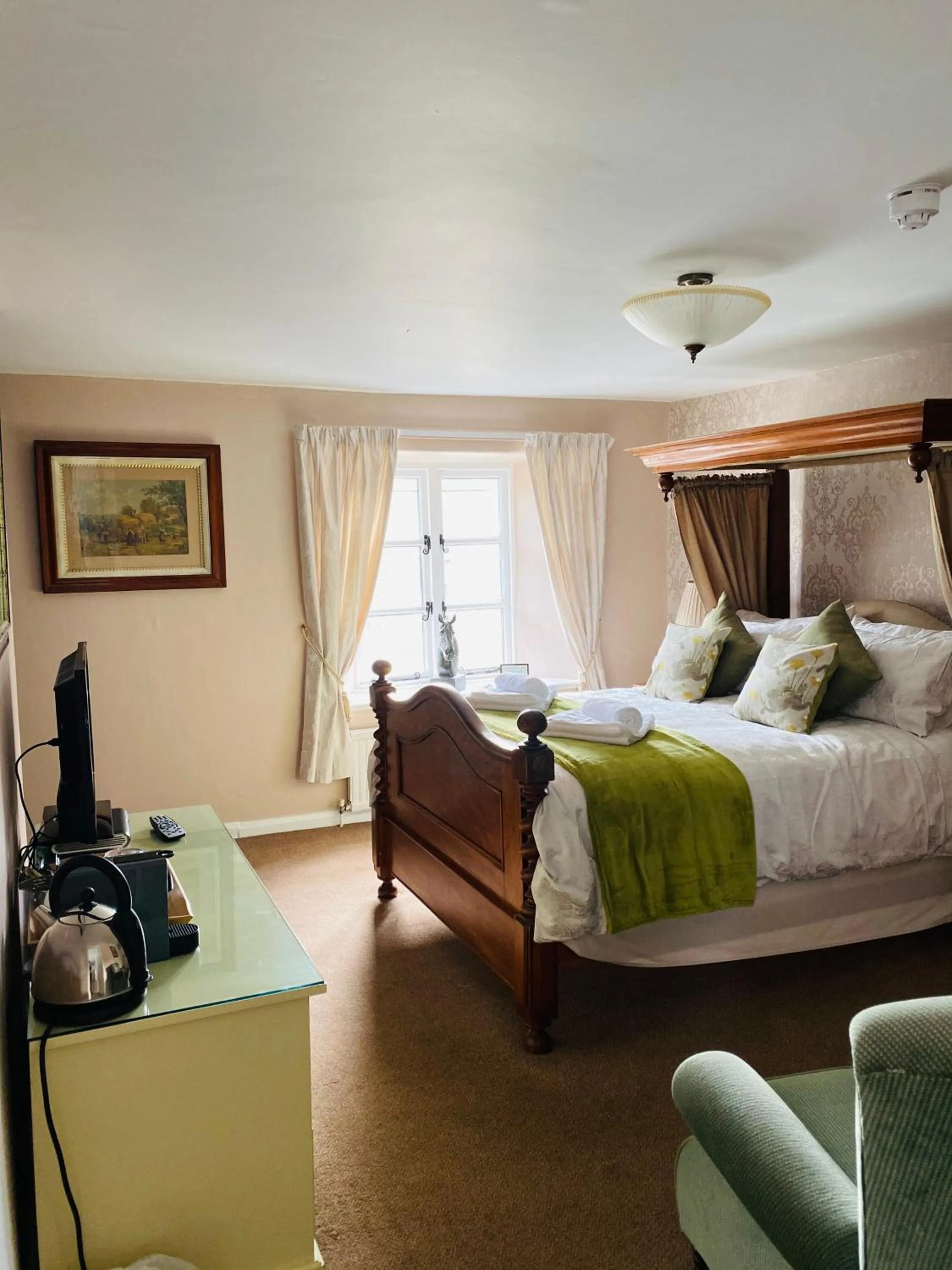 Photo of the whole room, Bed in The Royal Oak Inn