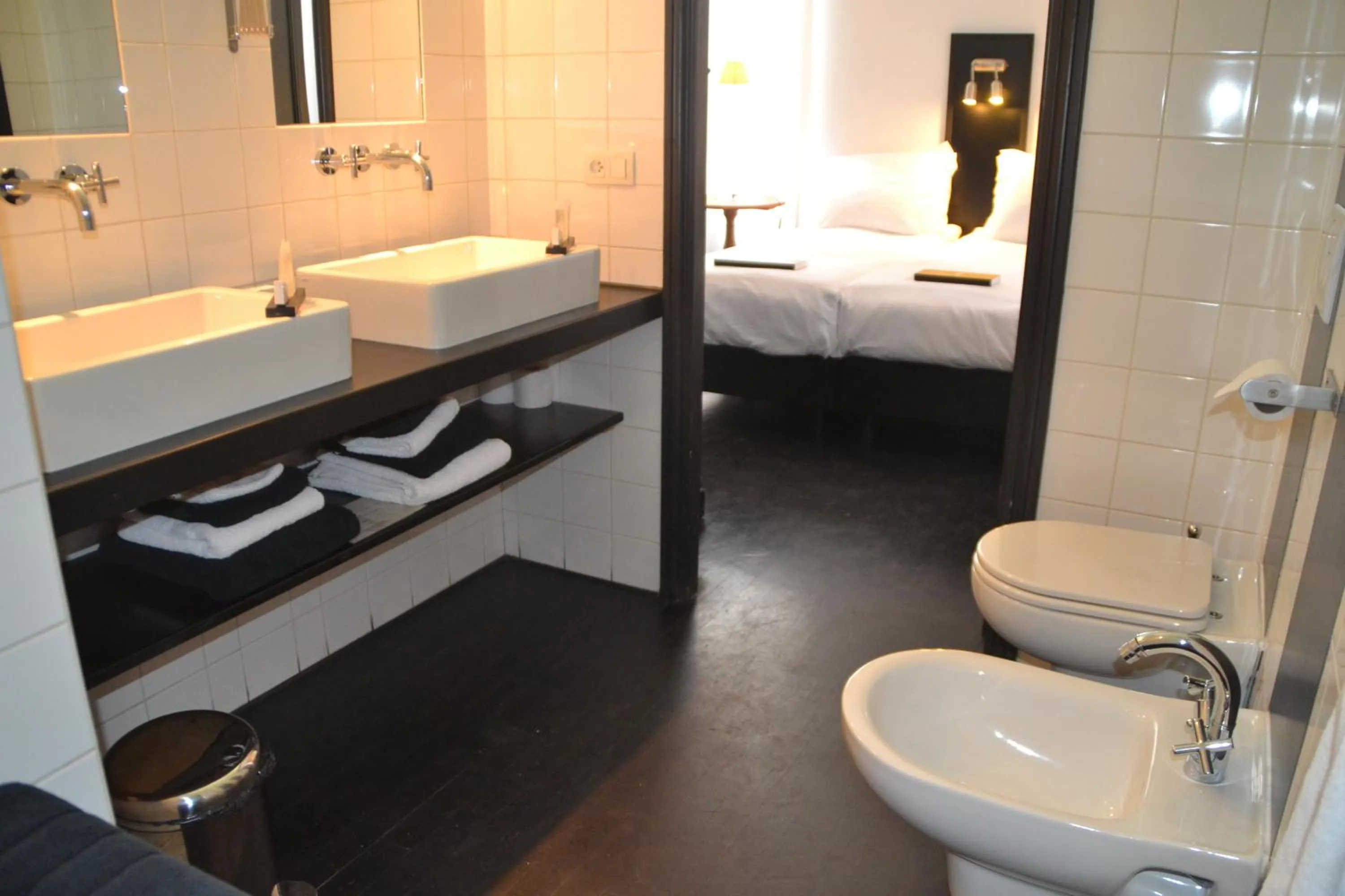 Bathroom, Bed in Château Les Merles et ses Villas