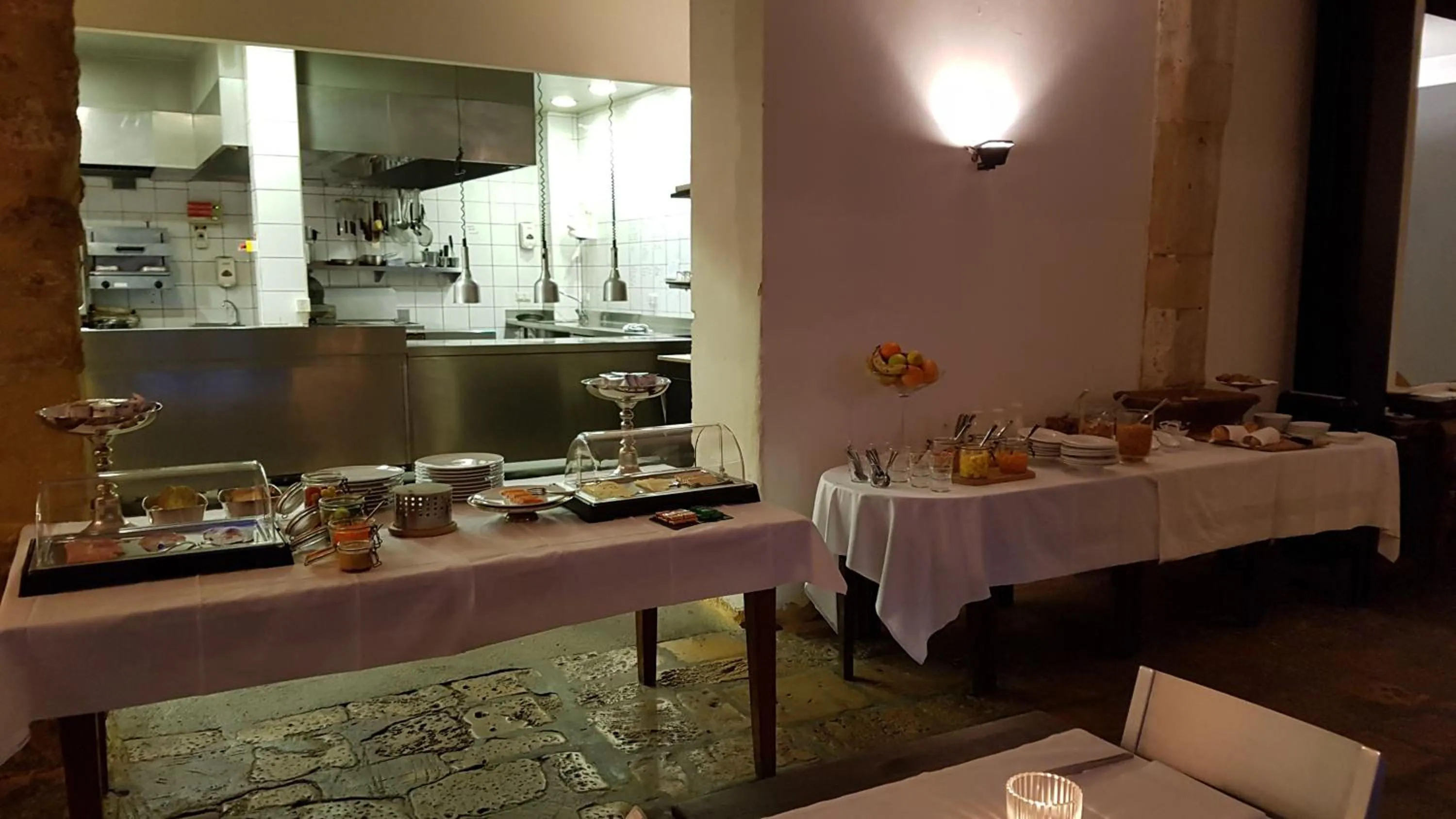 Buffet breakfast in Château Les Merles et ses Villas